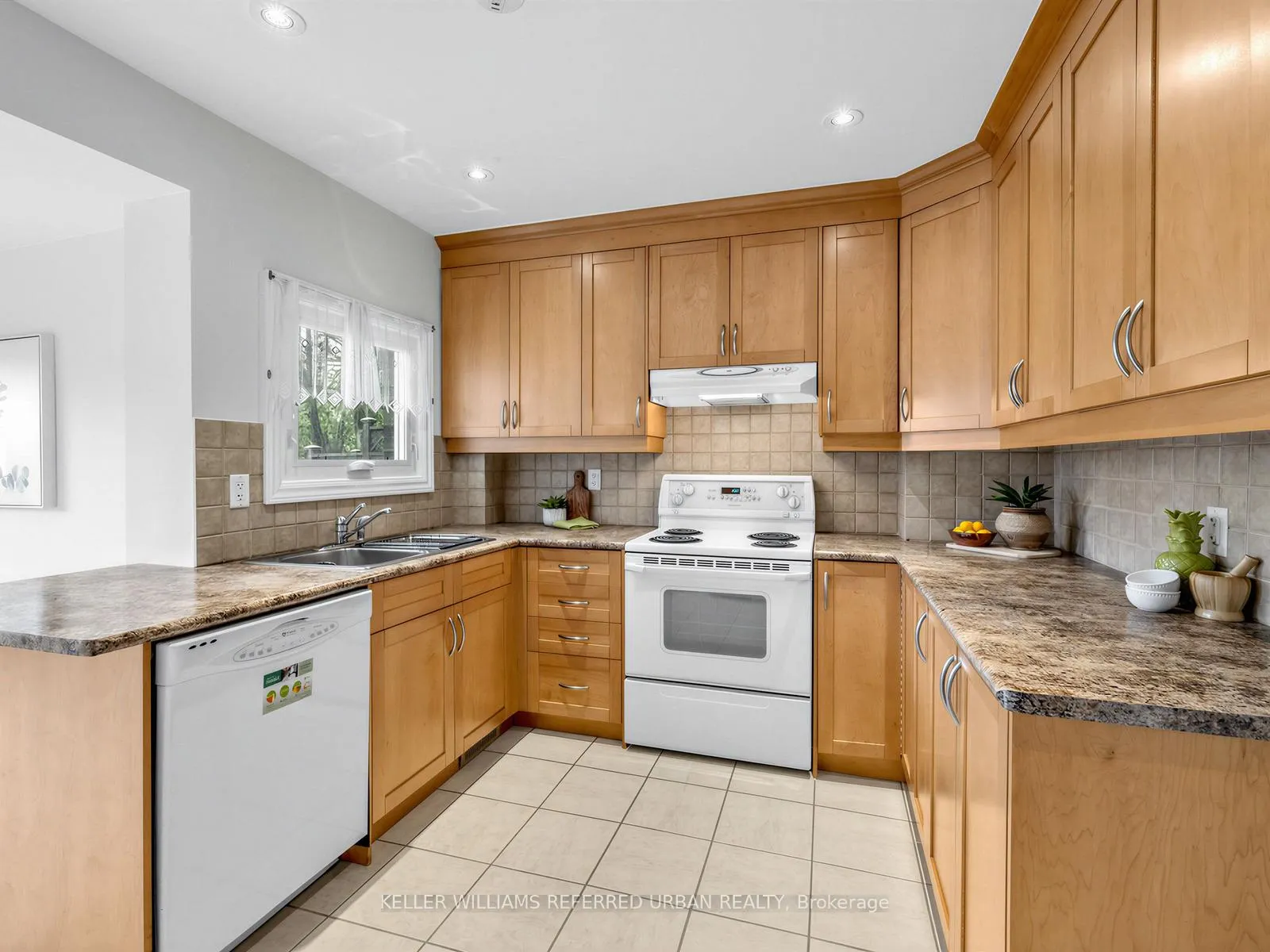 Photo 12 of 145 Oakcrest Avenue, Toronto, East End-Danforth — HOMEH