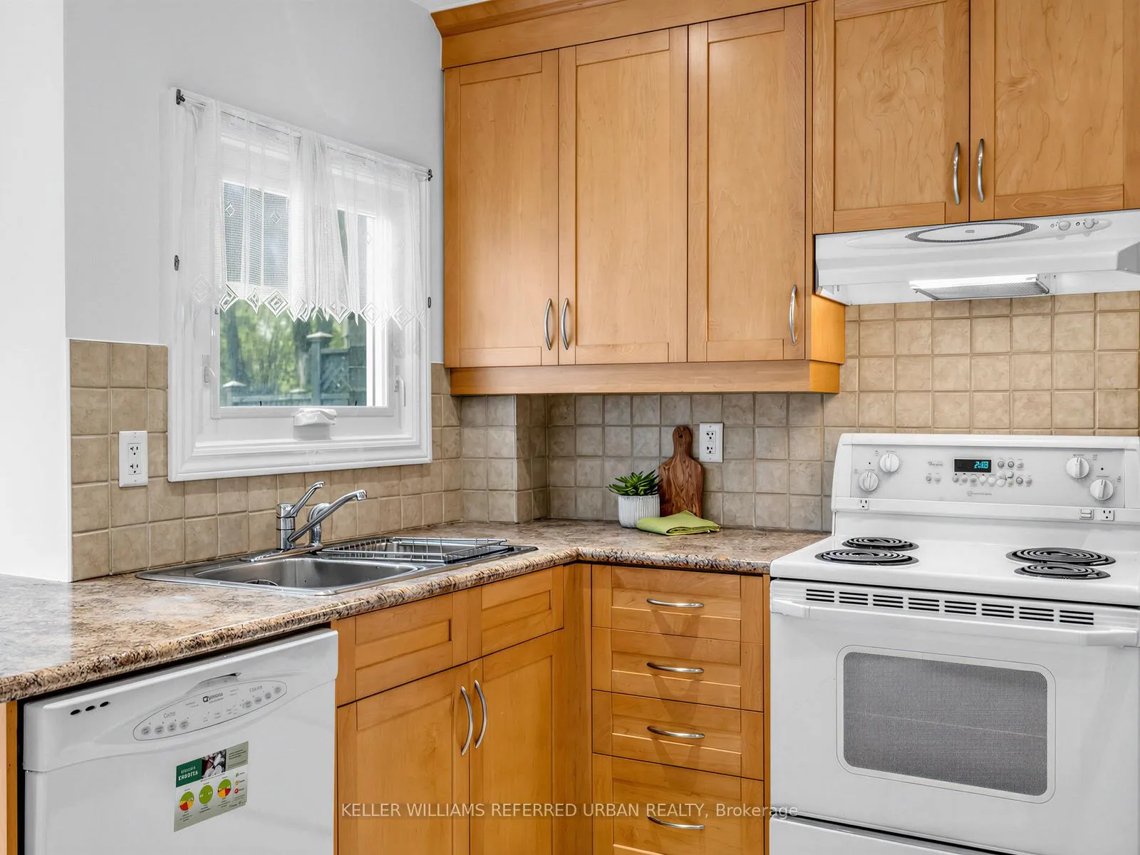 Photo 13 of 145 Oakcrest Avenue, Toronto, East End-Danforth — HOMEH