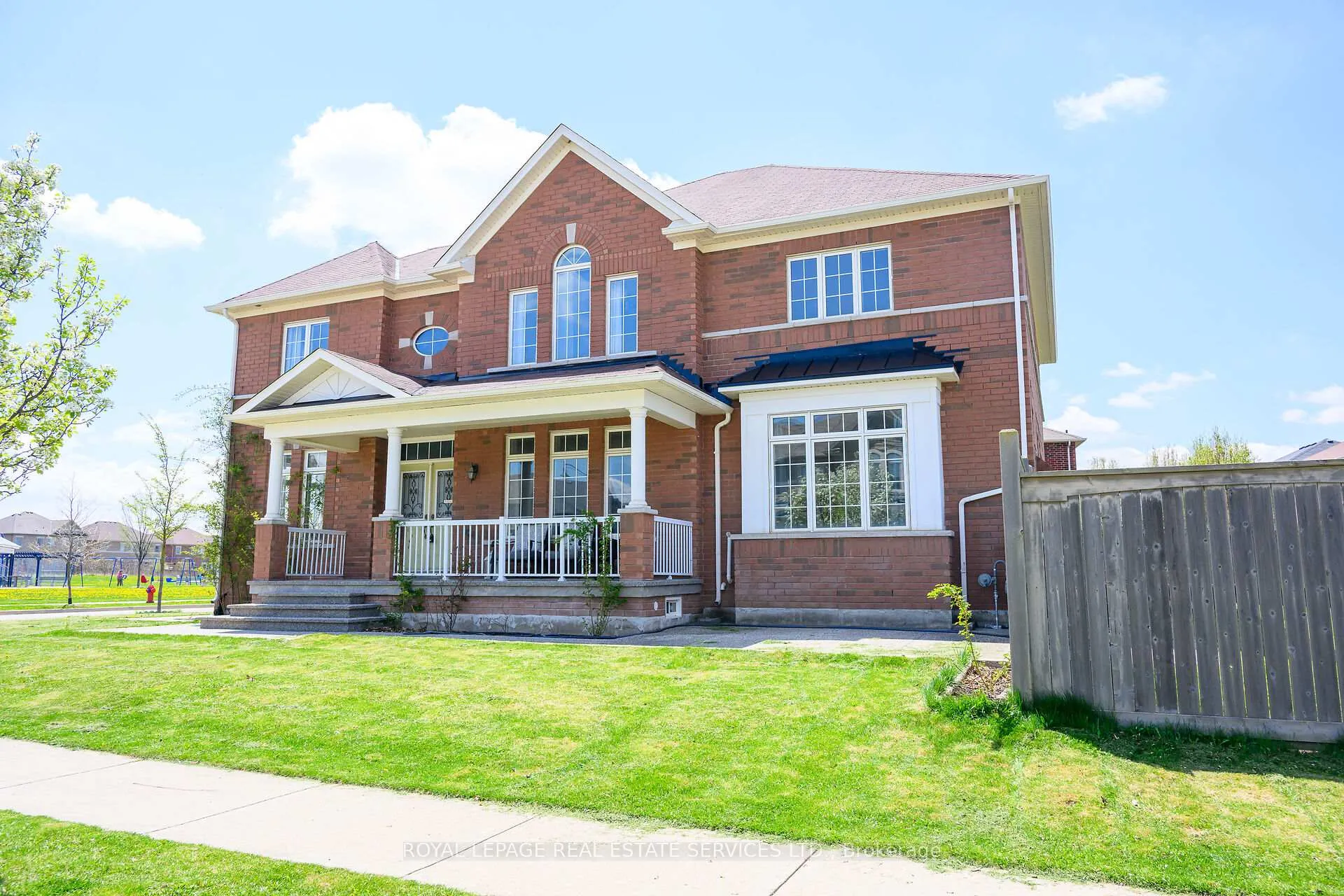 Photo 1 of 123 Attridge Crescent, Hamilton, Waterdown — HOMEH