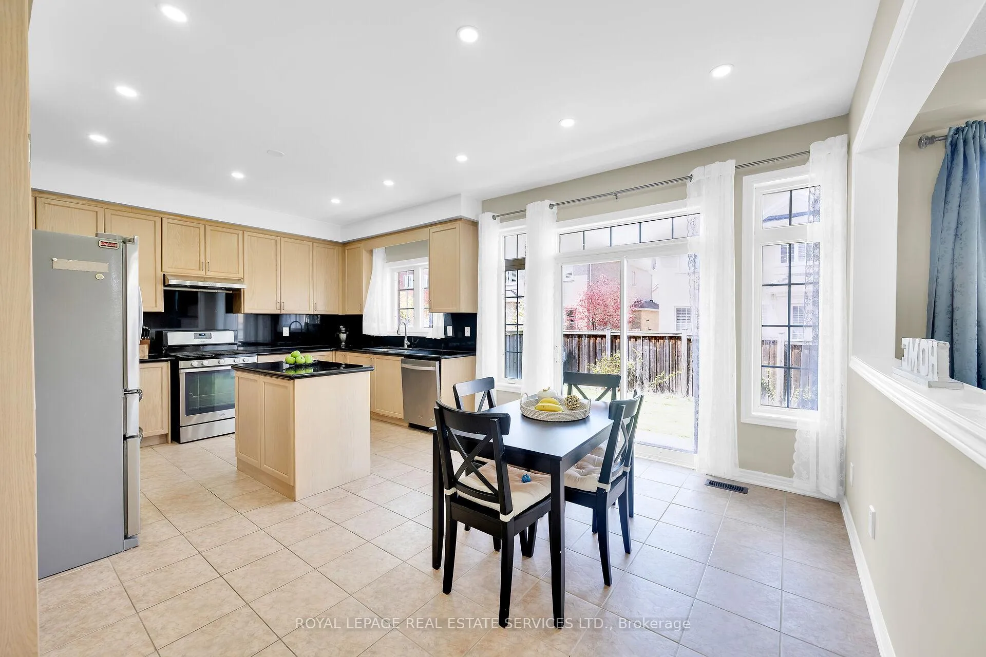 Photo 8 of 123 Attridge Crescent, Hamilton, Waterdown — HOMEH