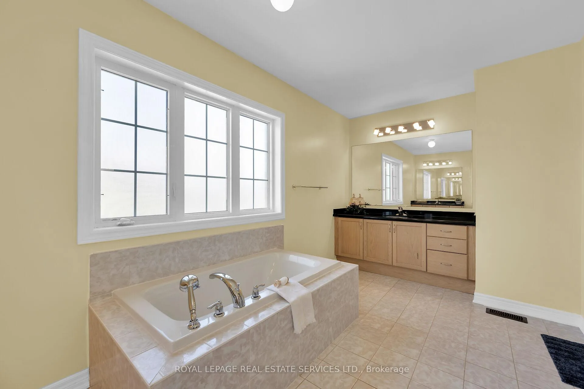 Photo 13 of 123 Attridge Crescent, Hamilton, Waterdown — HOMEH