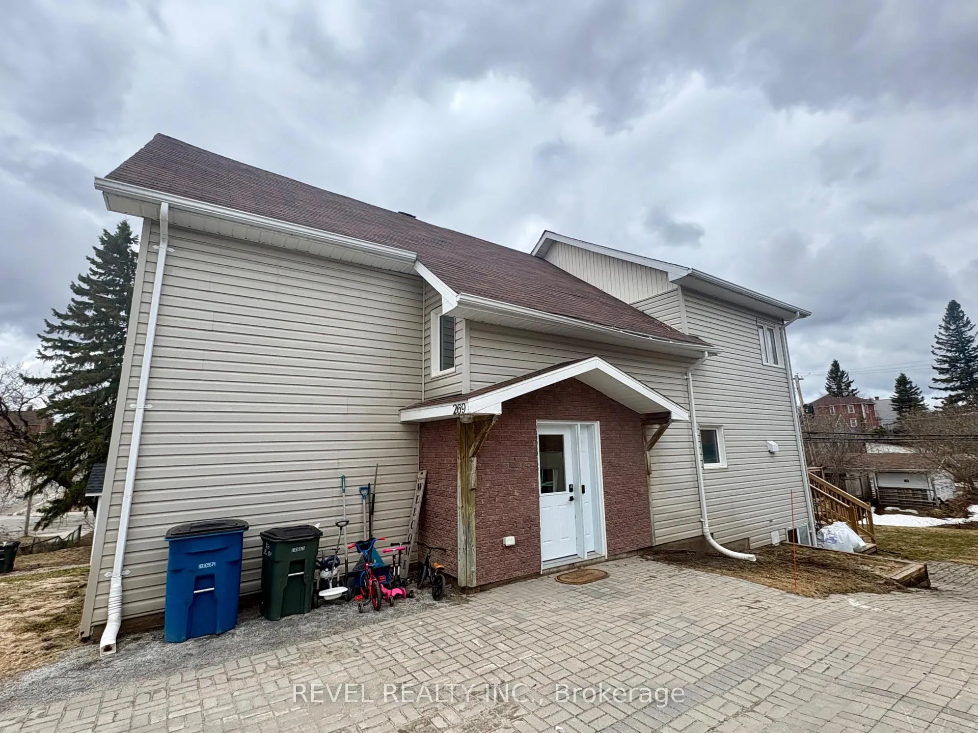 Photo 2 of 269 Sixth Avenue, Cochrane — HOMEH