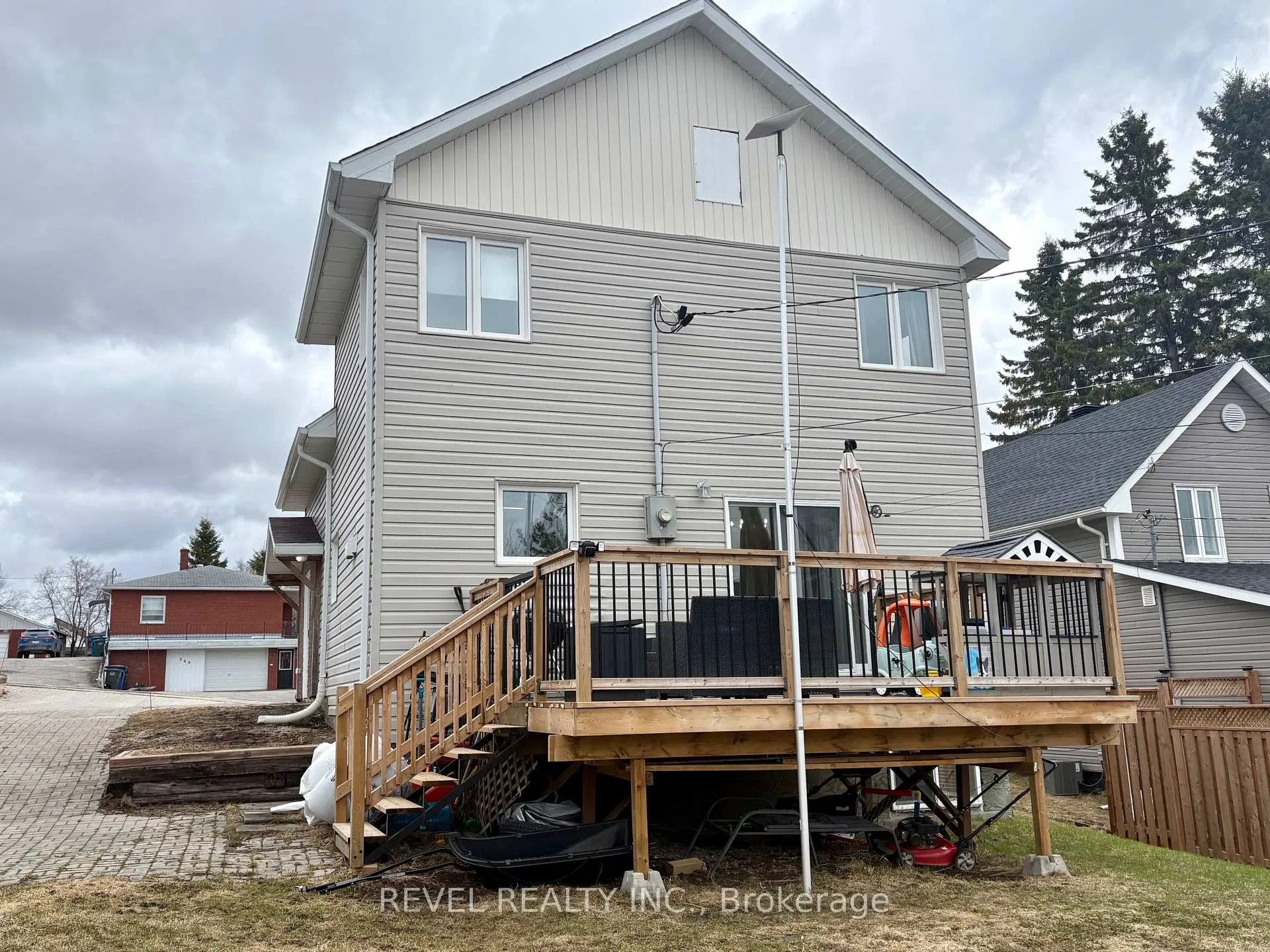 Photo 3 of 269 Sixth Avenue, Cochrane — HOMEH