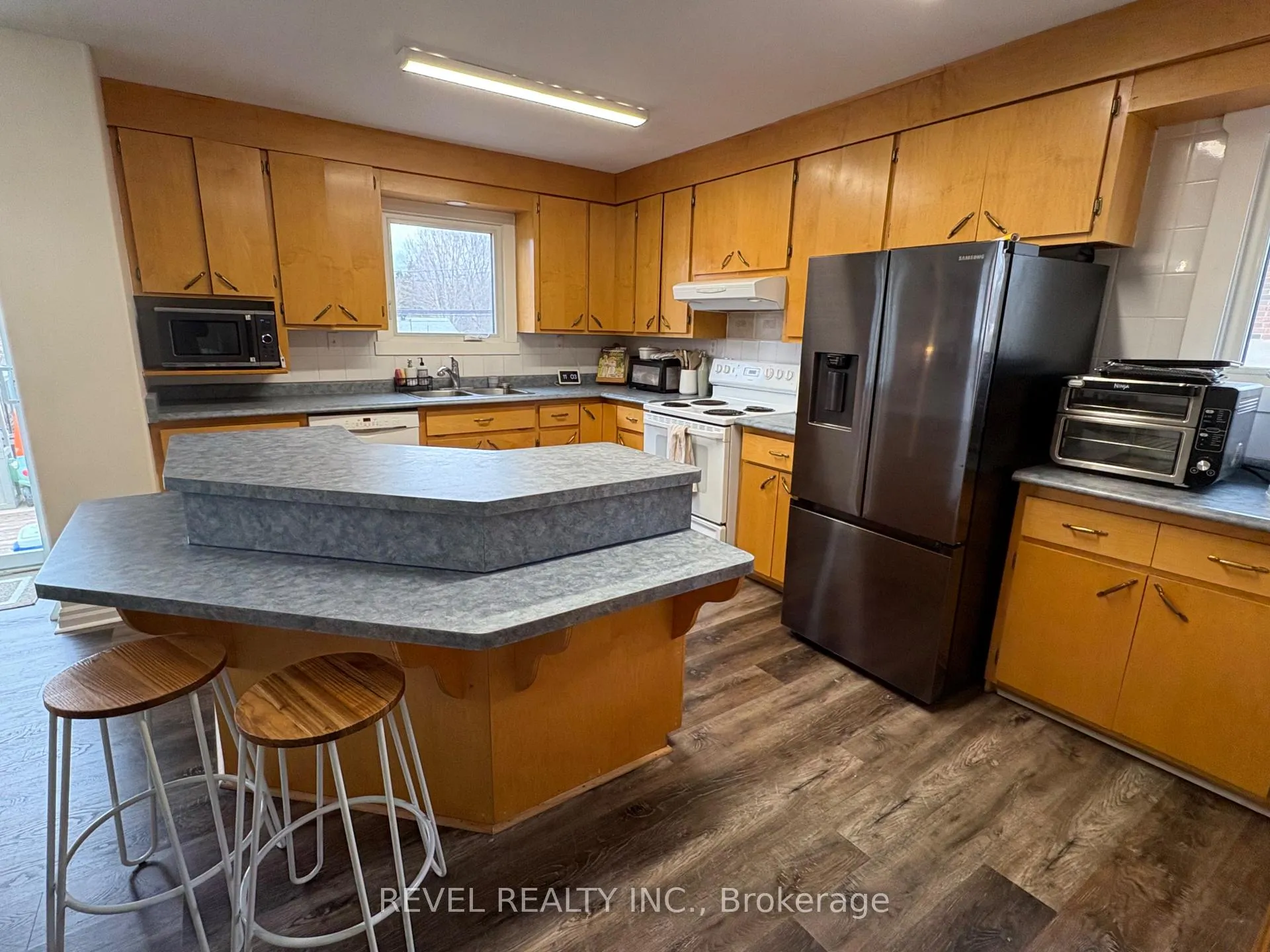 Photo 13 of 269 Sixth Avenue, Cochrane — HOMEH