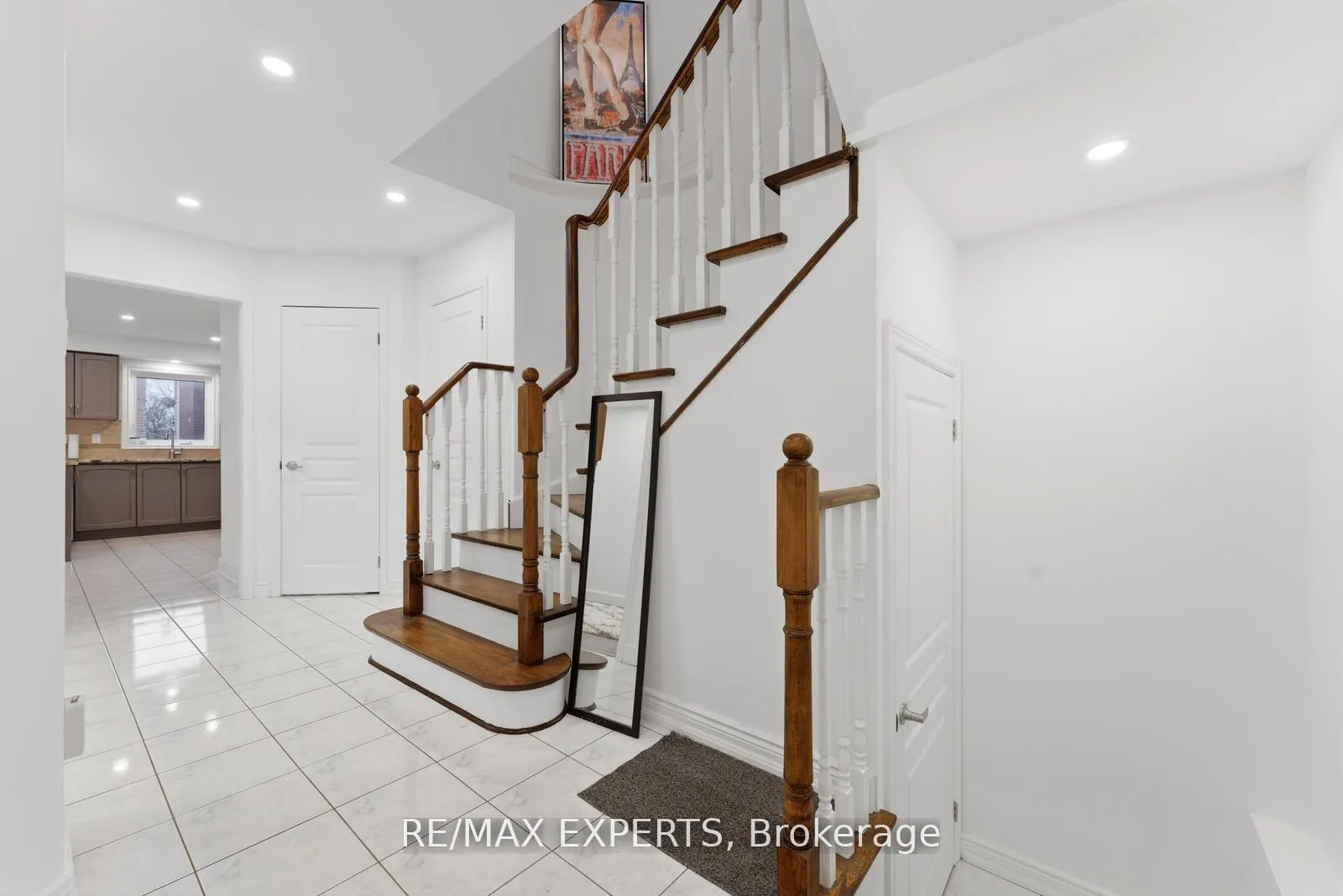 Photo 4 of 22 Wedgewood Place, Vaughan, Concord — HOMEH