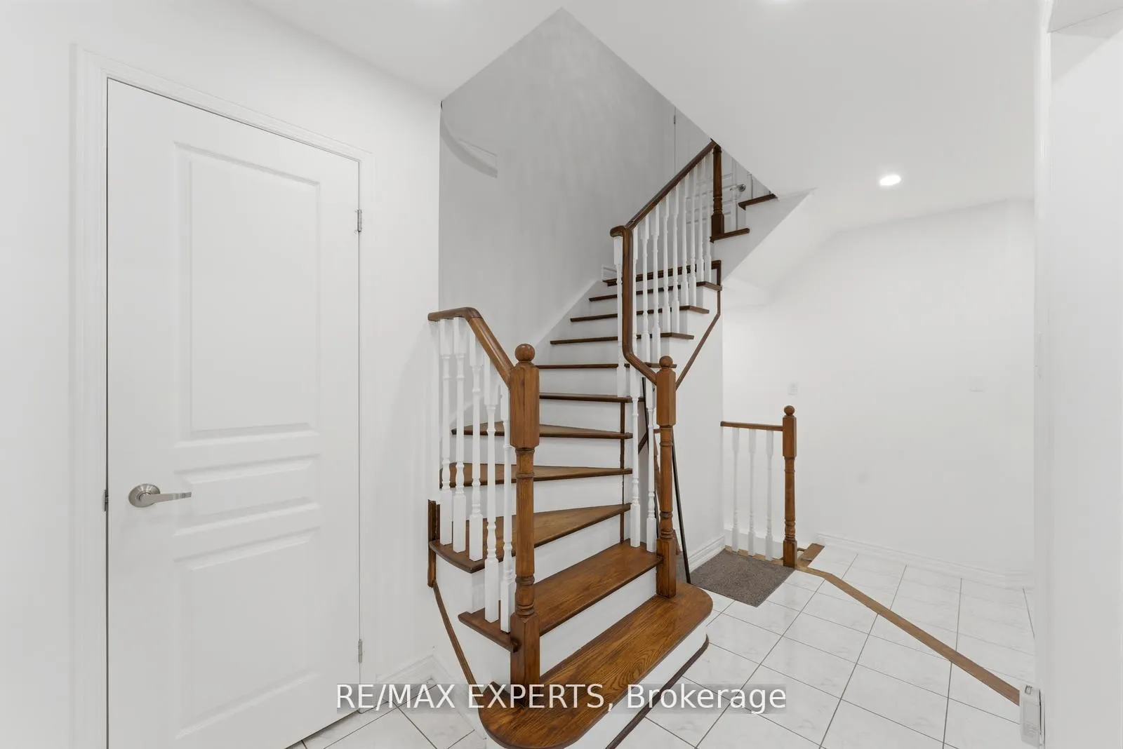 Photo 5 of 22 Wedgewood Place, Vaughan, Concord — HOMEH