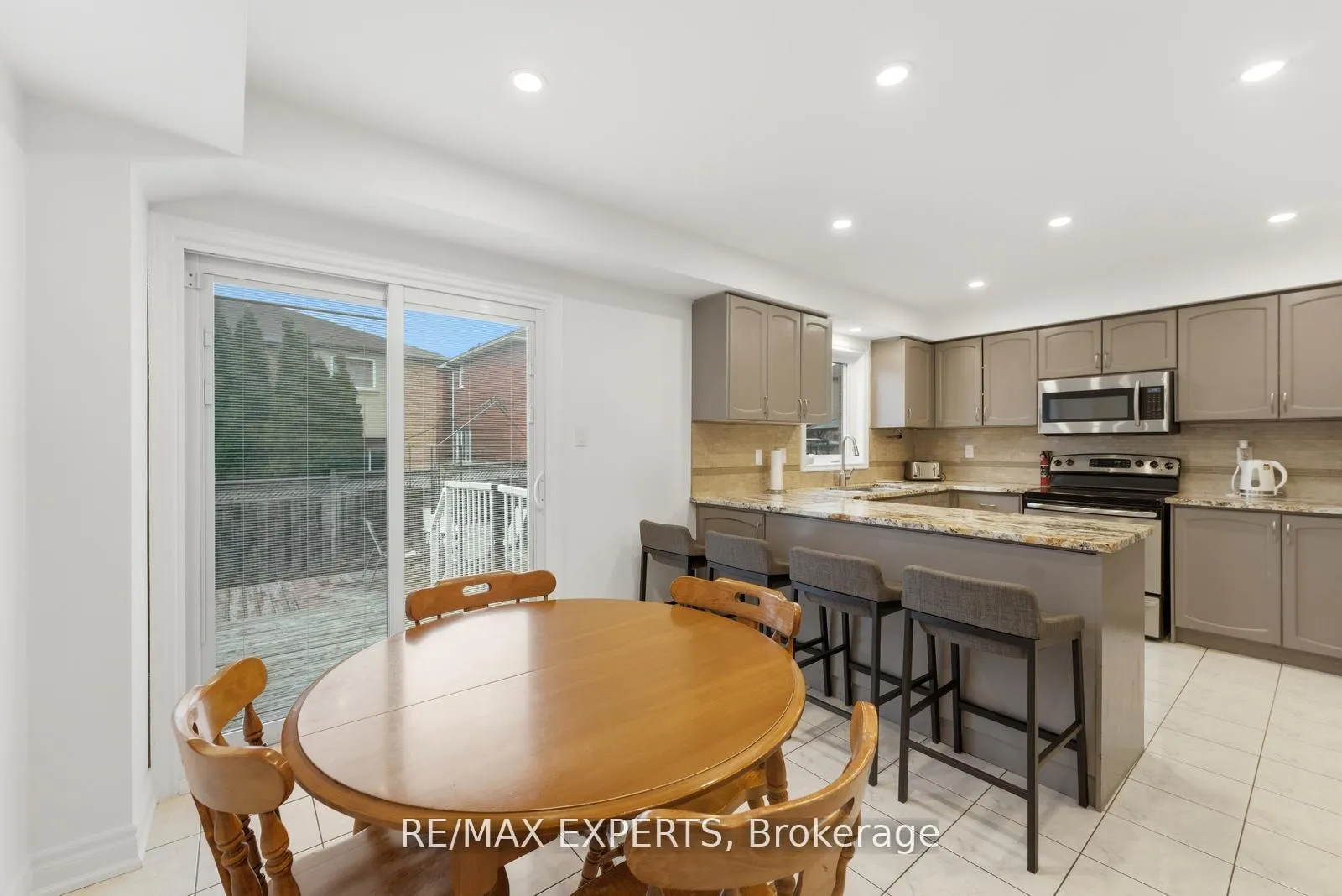 Photo 9 of 22 Wedgewood Place, Vaughan, Concord — HOMEH