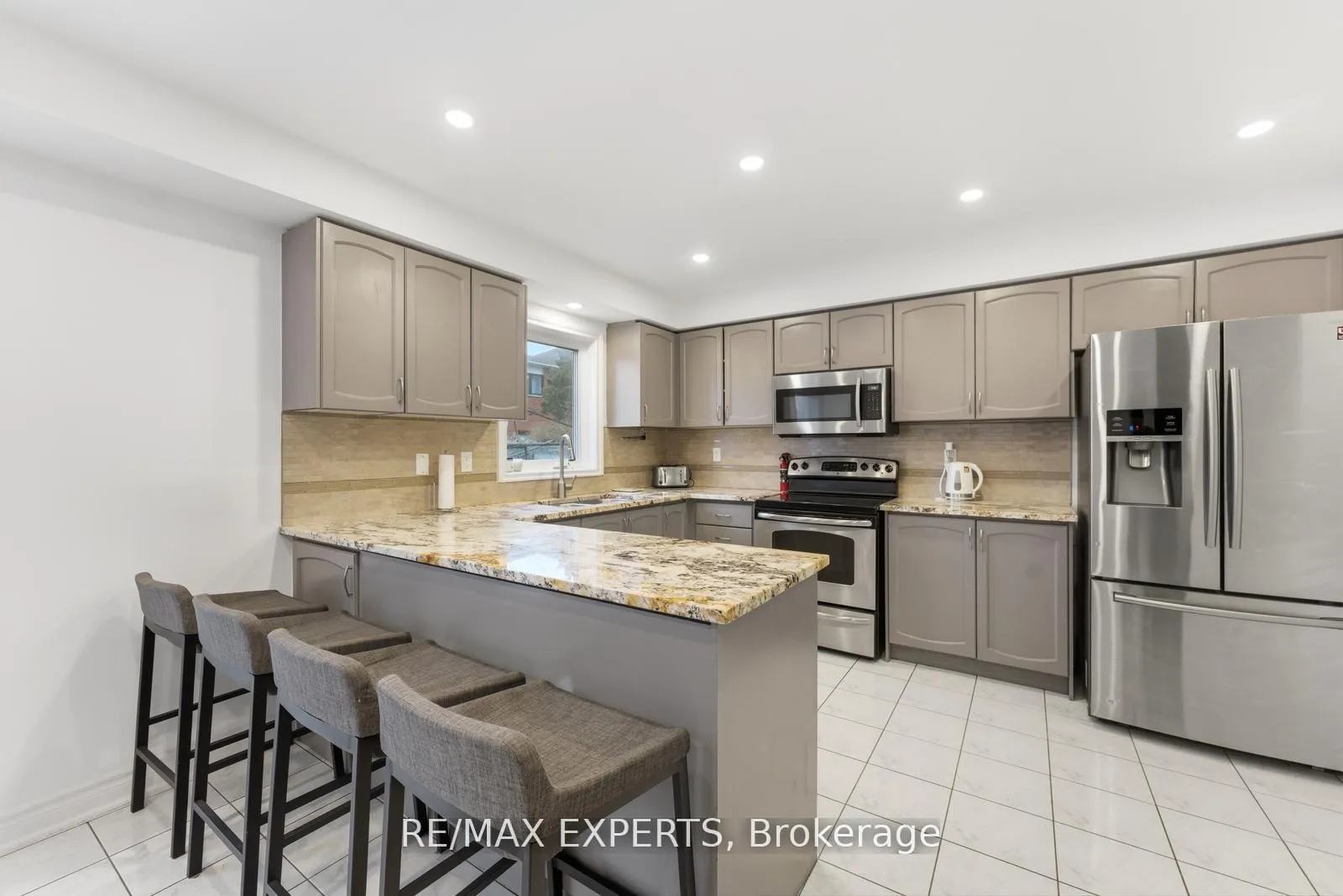 Photo 10 of 22 Wedgewood Place, Vaughan, Concord — HOMEH