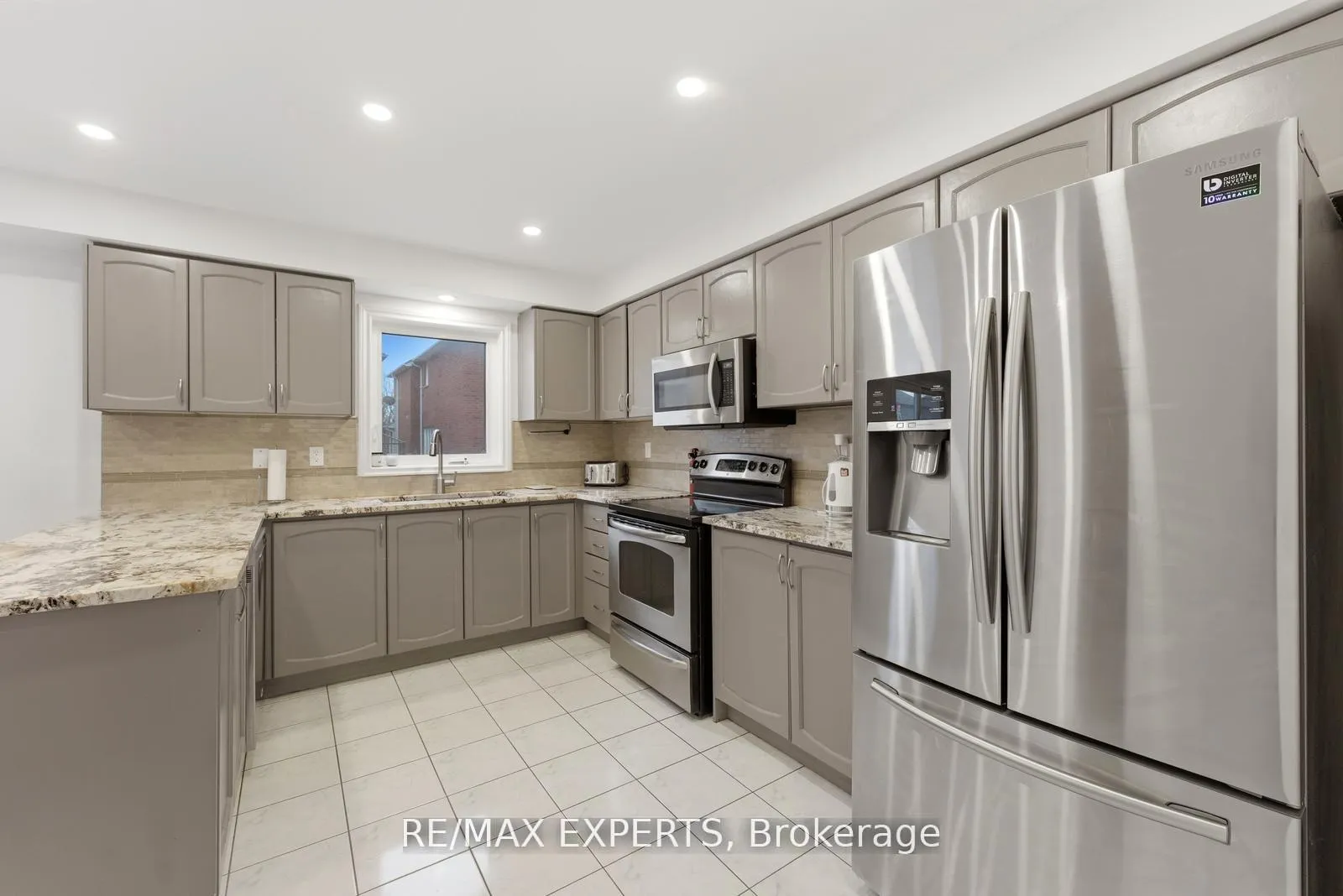 Photo 11 of 22 Wedgewood Place, Vaughan, Concord — HOMEH