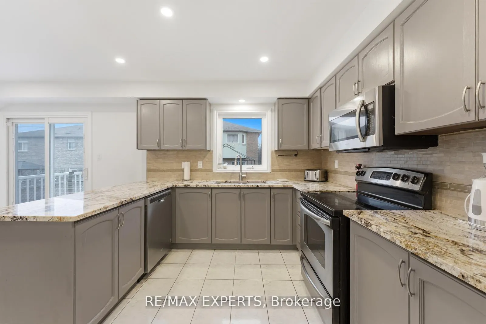 Photo 12 of 22 Wedgewood Place, Vaughan, Concord — HOMEH