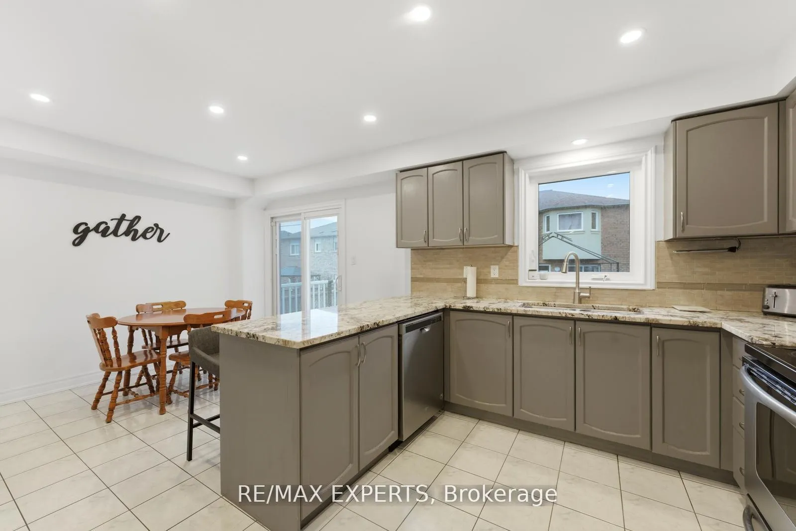 Photo 13 of 22 Wedgewood Place, Vaughan, Concord — HOMEH