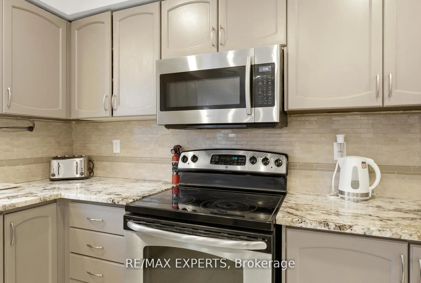 Photo 15 of 22 Wedgewood Place, Vaughan, Concord — HOMEH