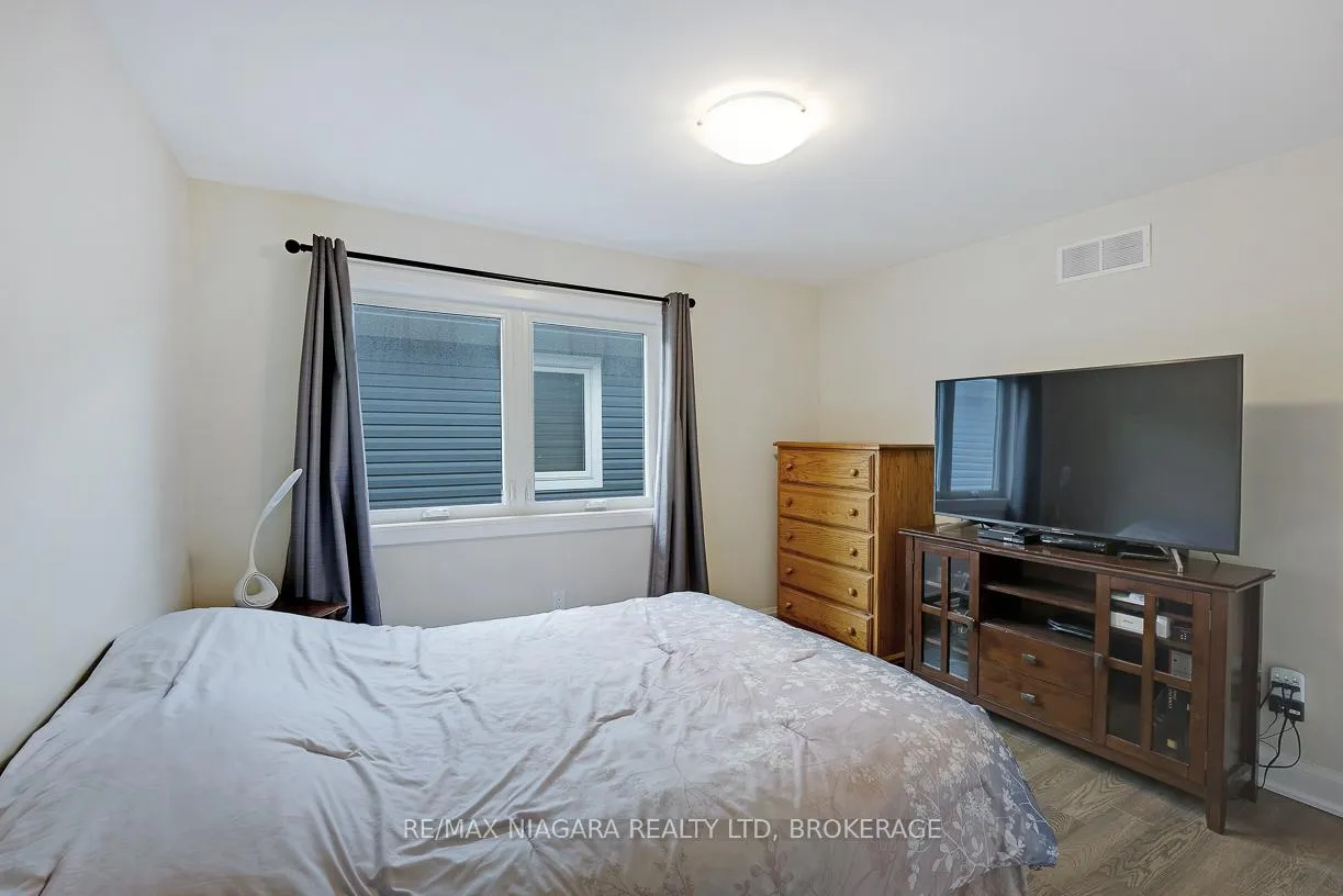 Photo 19 of 77B Broadway, St. Catharines, Port Weller — HOMEH