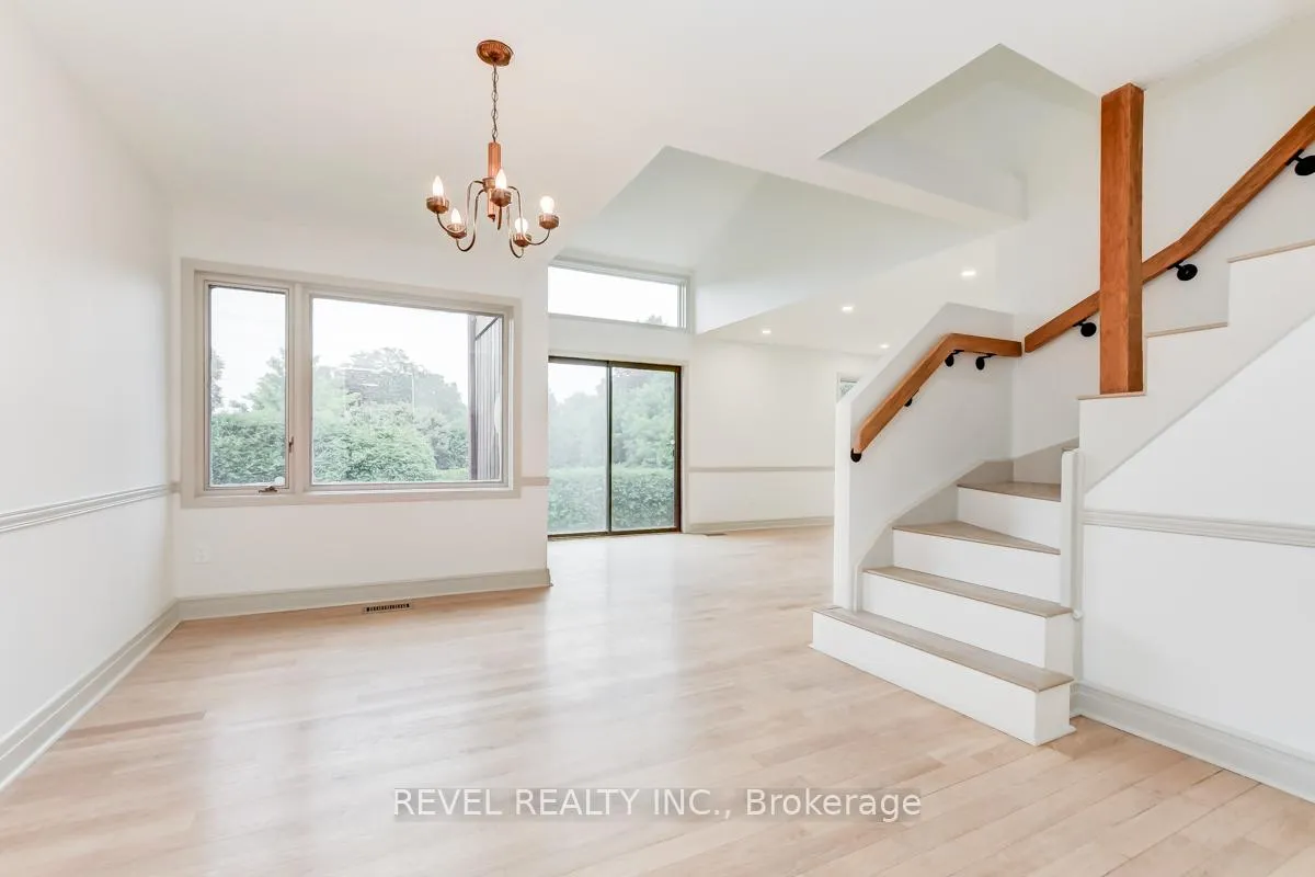 Photo 4 of 5 Sandhurst Court, Ottawa, Mooneys Bay/Riverside Park — HOMEH