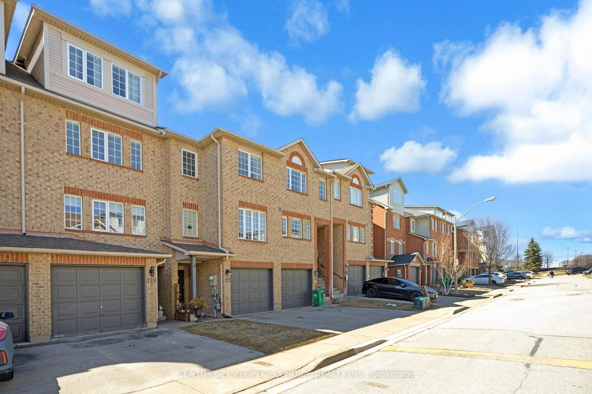 Photo 2 of 119 Spadina Road, Brampton, Brampton West — HOMEH