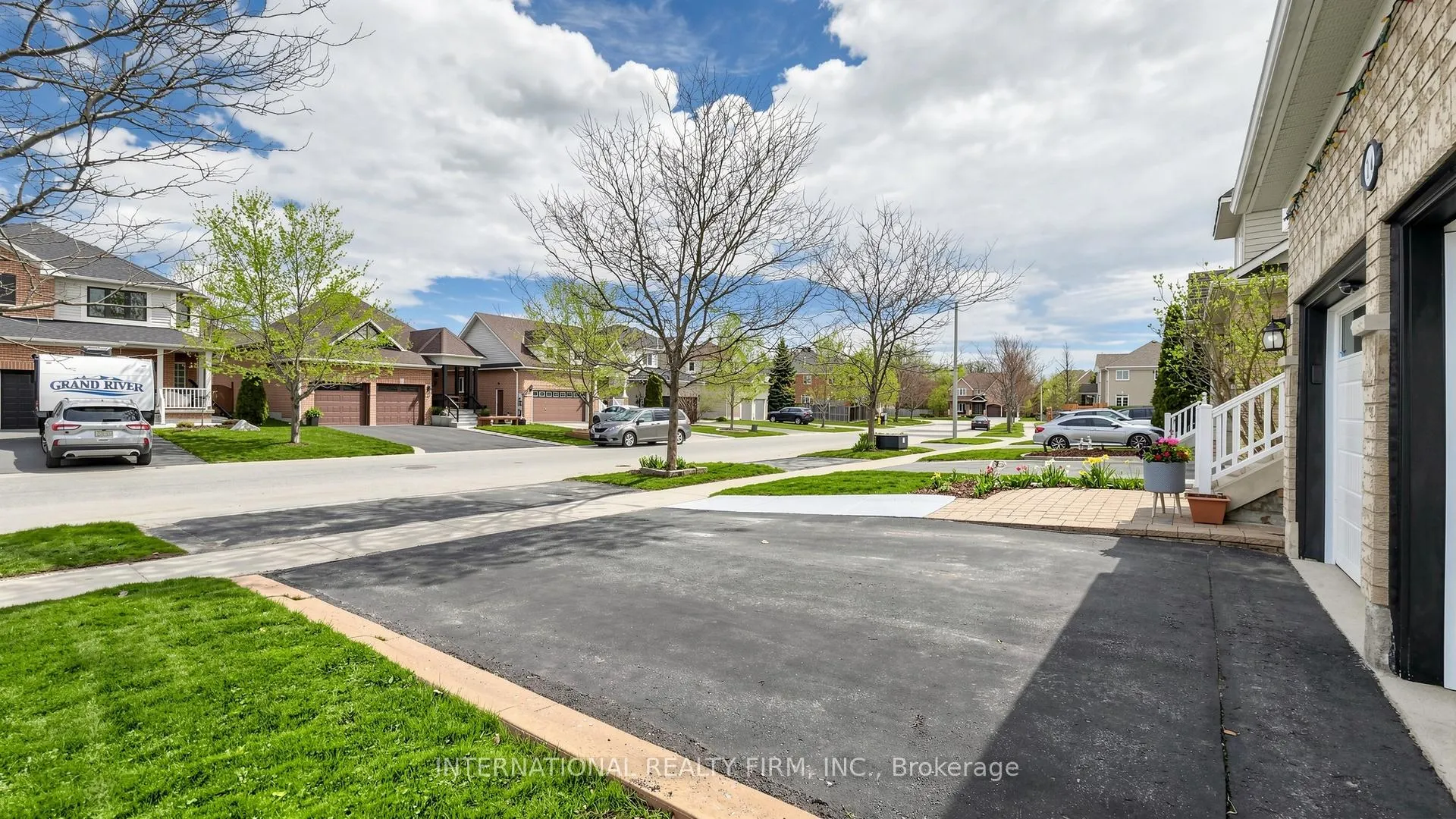 Photo 3 of 14 Stuart Avenue, Barrie, Innis-Shore — HOMEH