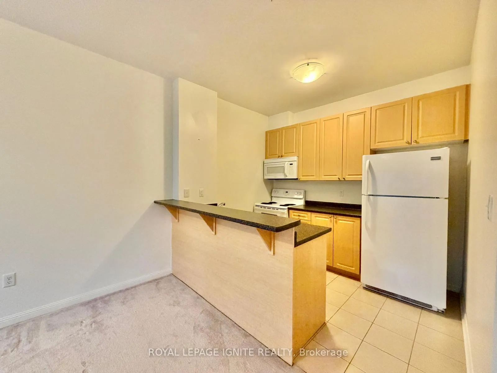 Photo 5 of Unit 211, 5 Sidney Lane, Clarington, Bowmanville — HOMEH