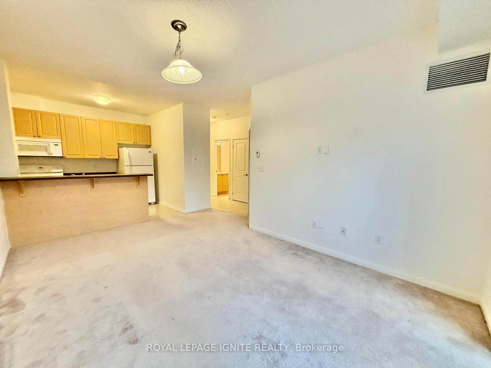 Photo 7 of Unit 211, 5 Sidney Lane, Clarington, Bowmanville — HOMEH