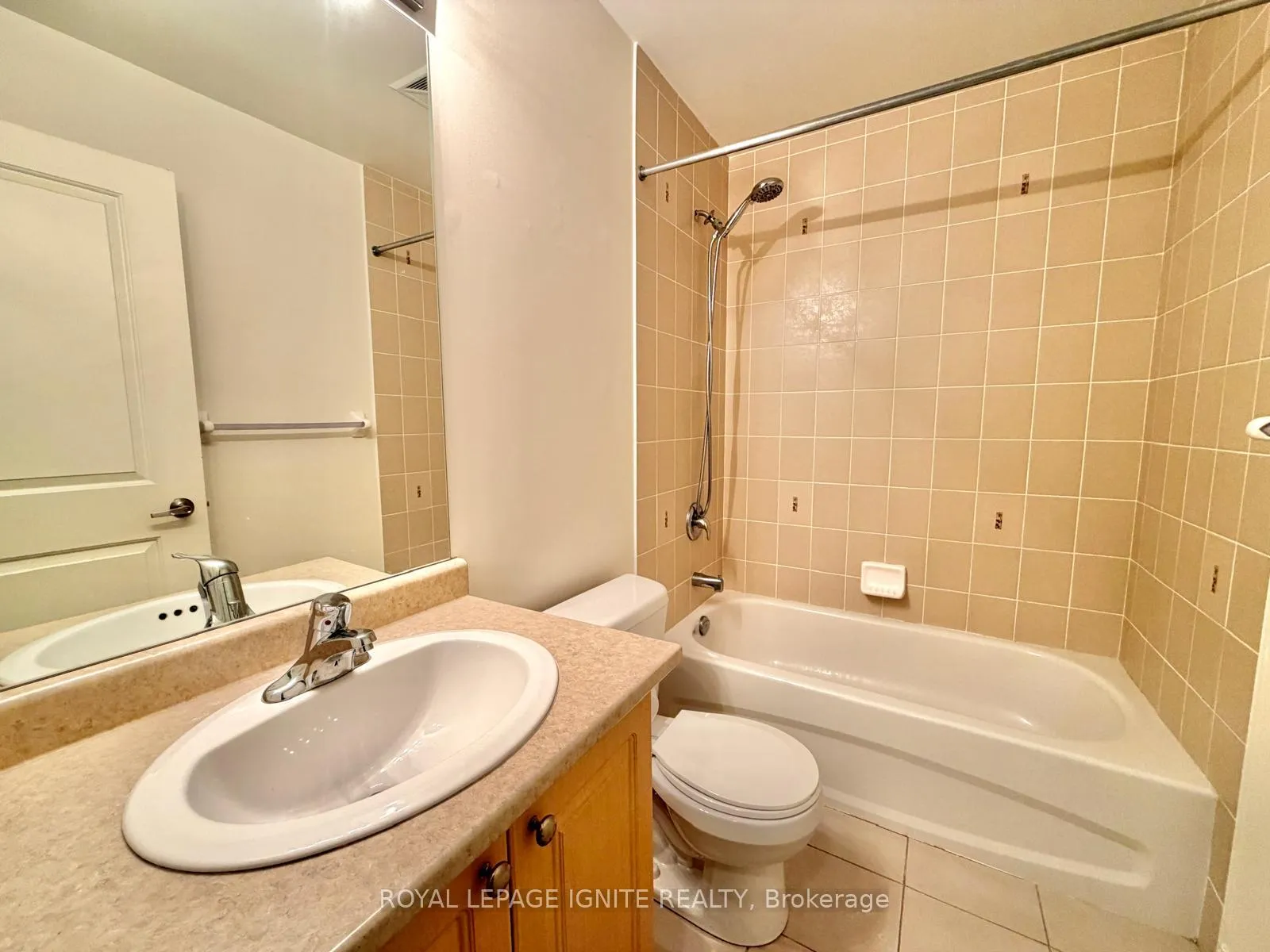 Photo 15 of Unit 211, 5 Sidney Lane, Clarington, Bowmanville — HOMEH