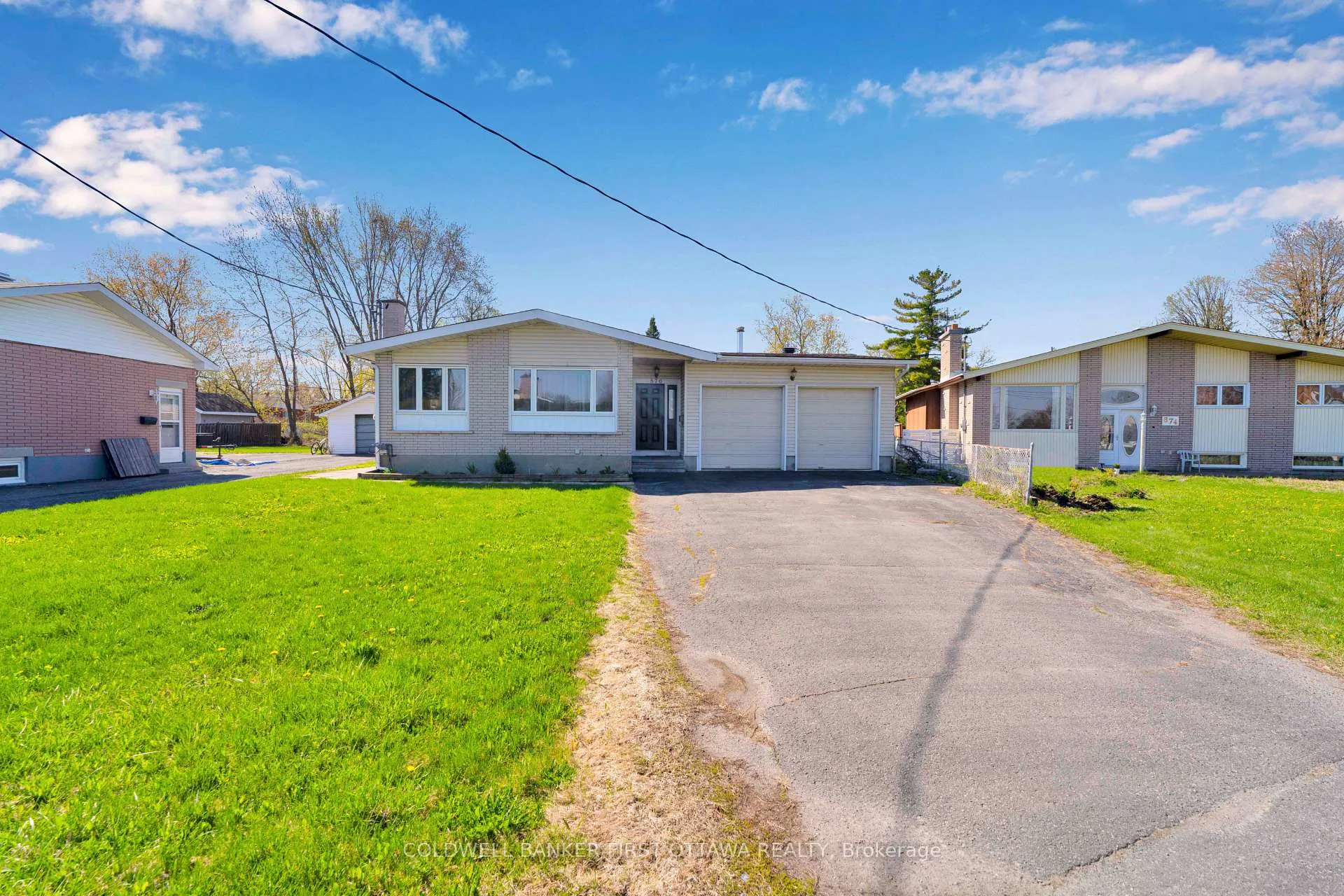 Photo 3 of 876 Balsam Drive, Ottawa, Chatelaine Village — HOMEH