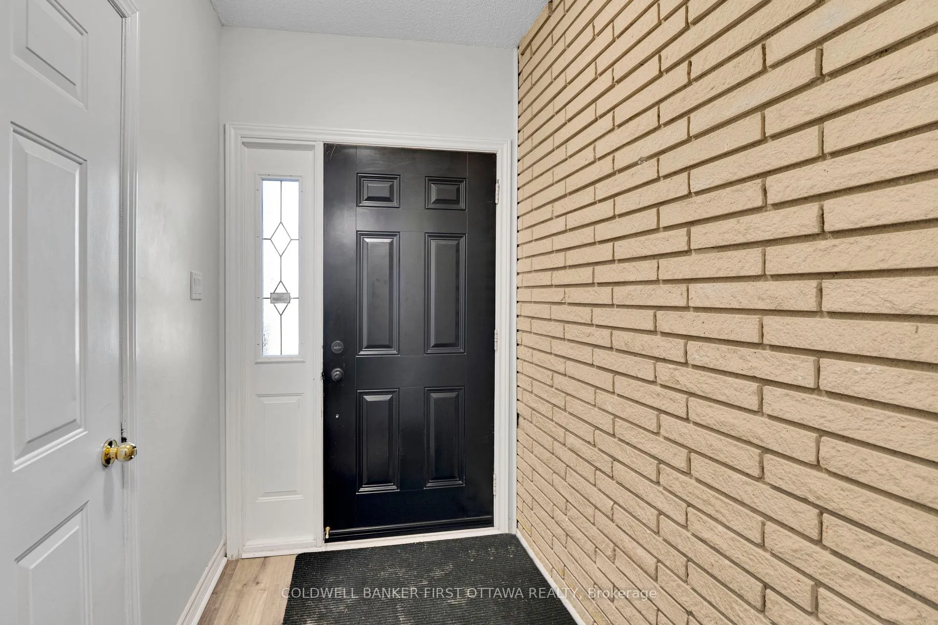 Photo 4 of 876 Balsam Drive, Ottawa, Chatelaine Village — HOMEH
