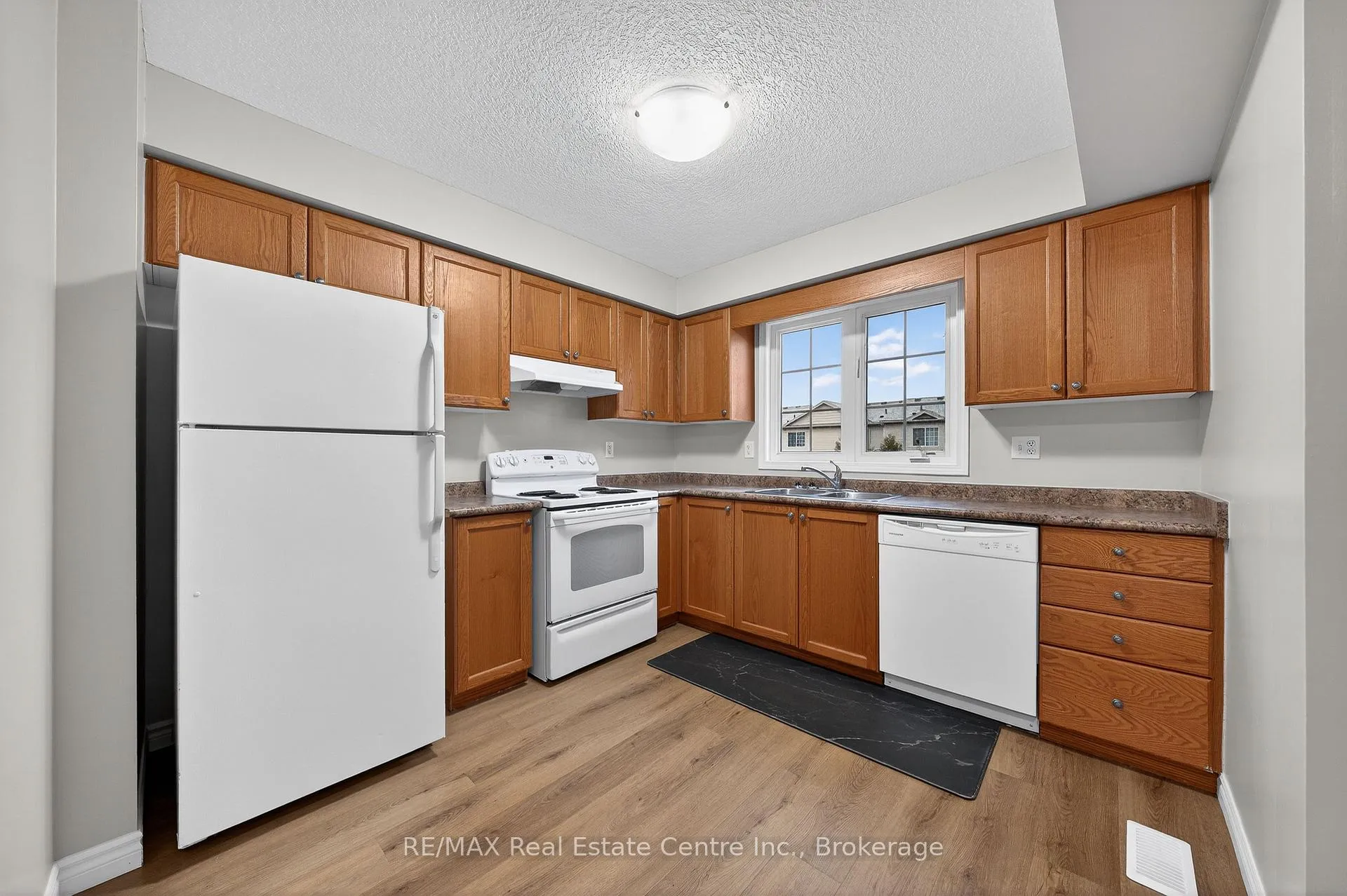 Photo 11 of Unit D18, 155 Highland Crescent, Kitchener — HOMEH