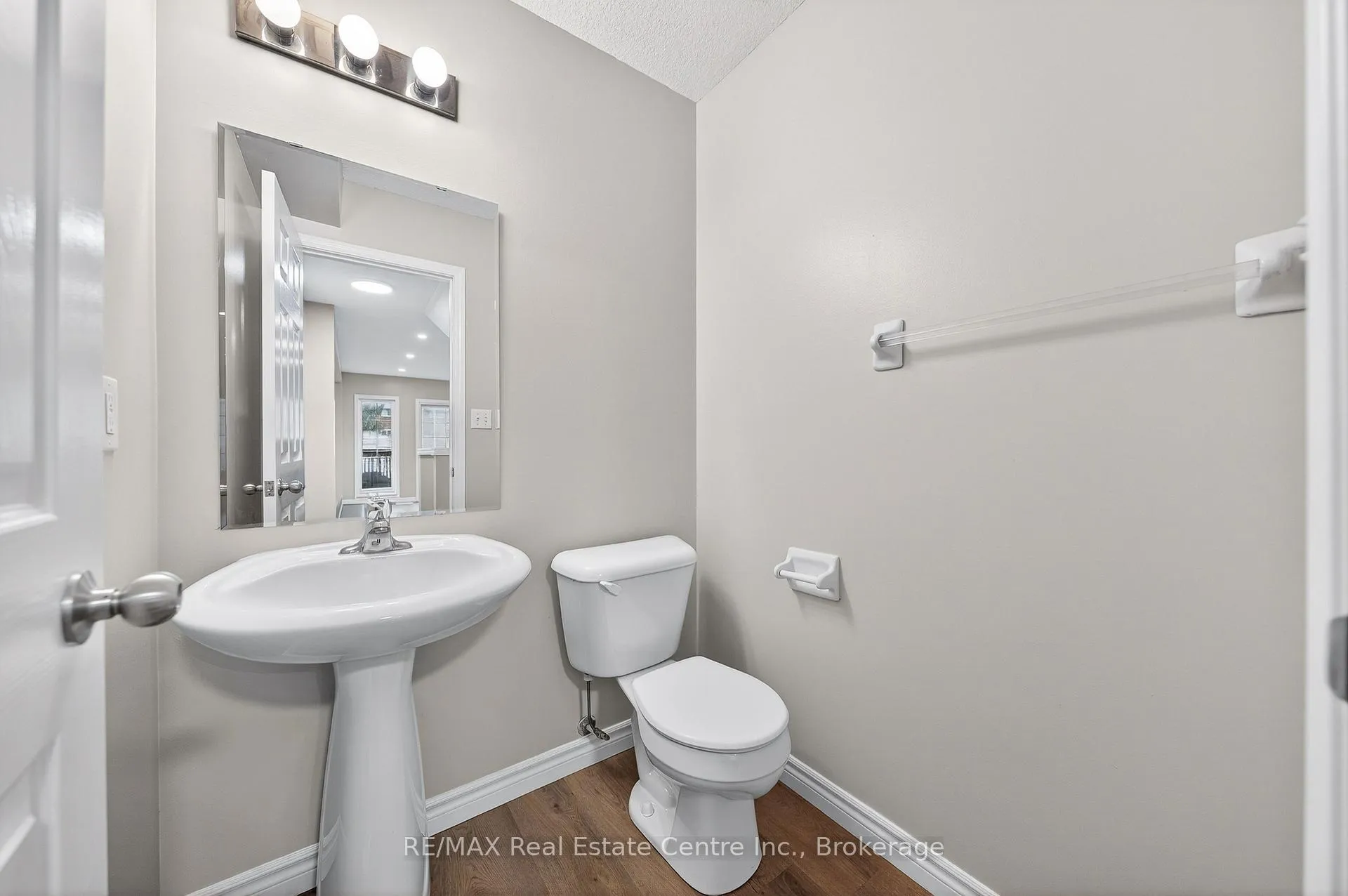 Photo 13 of Unit D18, 155 Highland Crescent, Kitchener — HOMEH