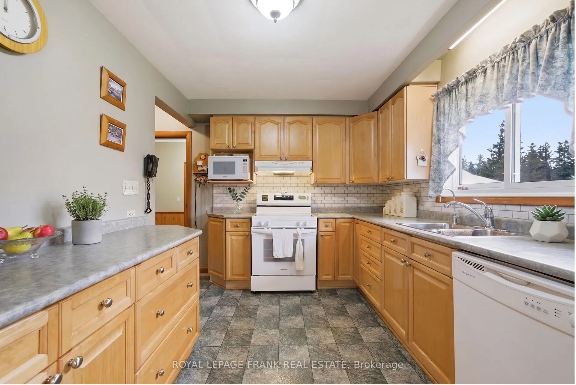 Photo 10 of 958 Eldon Road, Kawartha Lakes, Oakwood — HOMEH