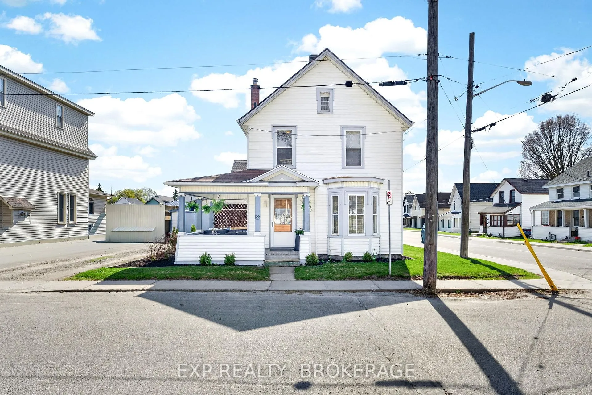 Photo 2 of 52 Daniel Street, Brockville — HOMEH