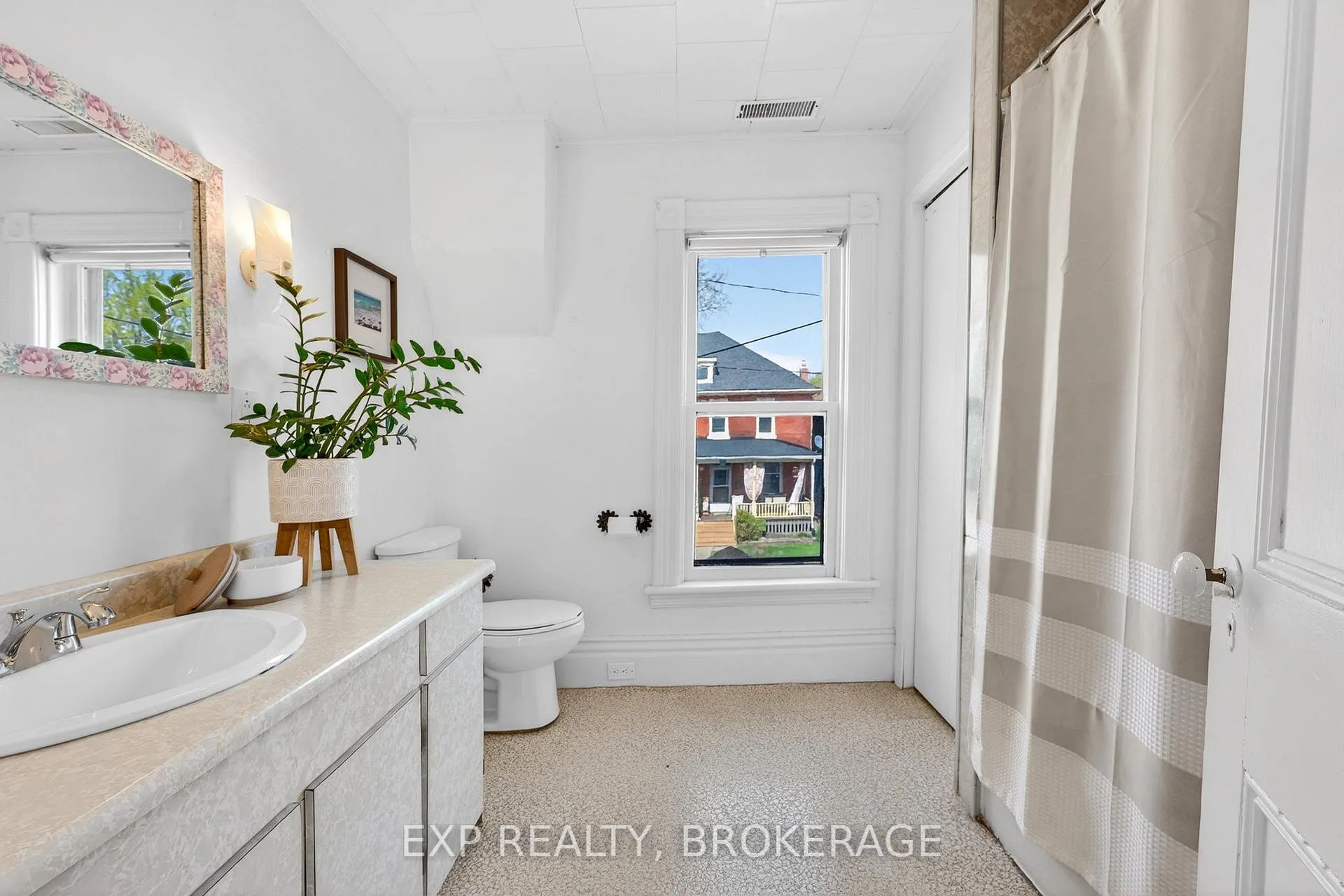 Photo 23 of 52 Daniel Street, Brockville — HOMEH