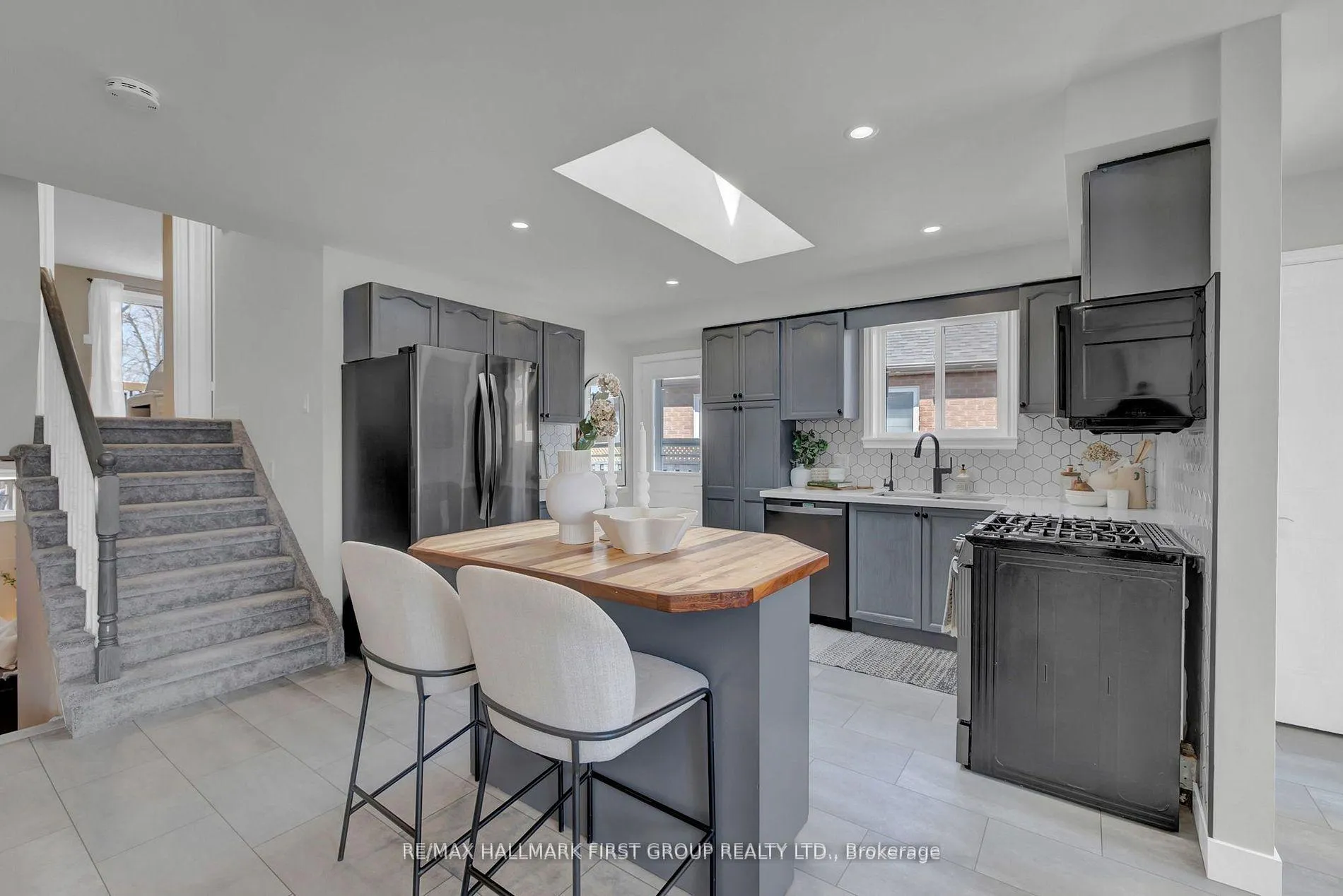Photo 3 of 159 Sandringham Drive, Clarington, Courtice — HOMEH