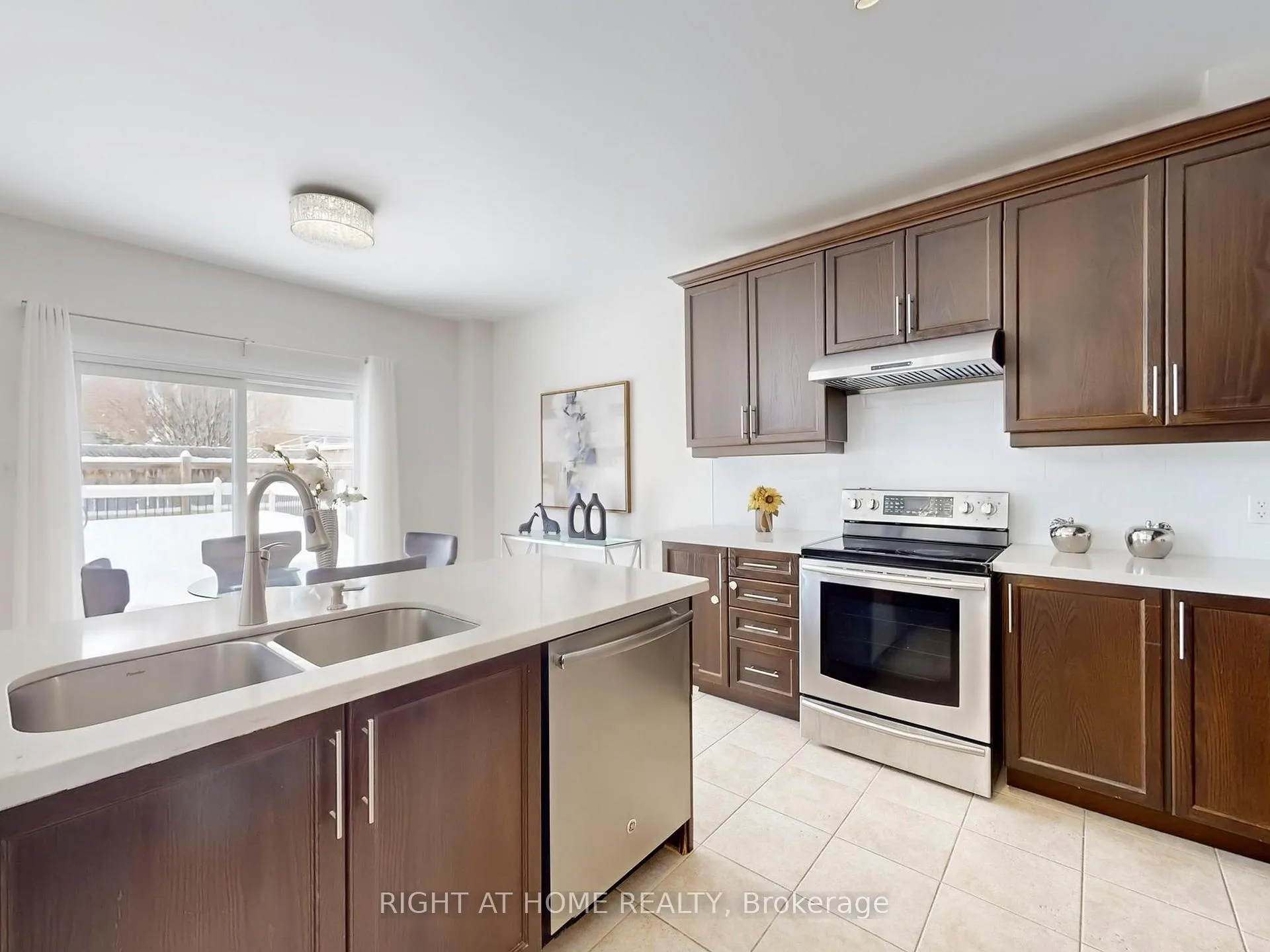 Photo 7 of 20 Charlemagne Avenue, Barrie, Innis-Shore — HOMEH