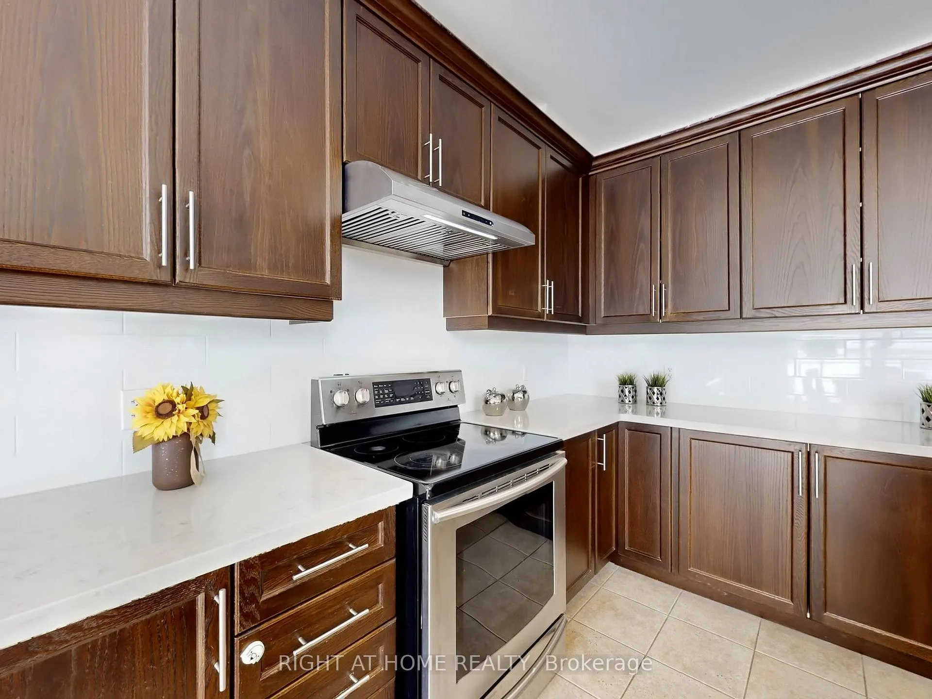 Photo 8 of 20 Charlemagne Avenue, Barrie, Innis-Shore — HOMEH