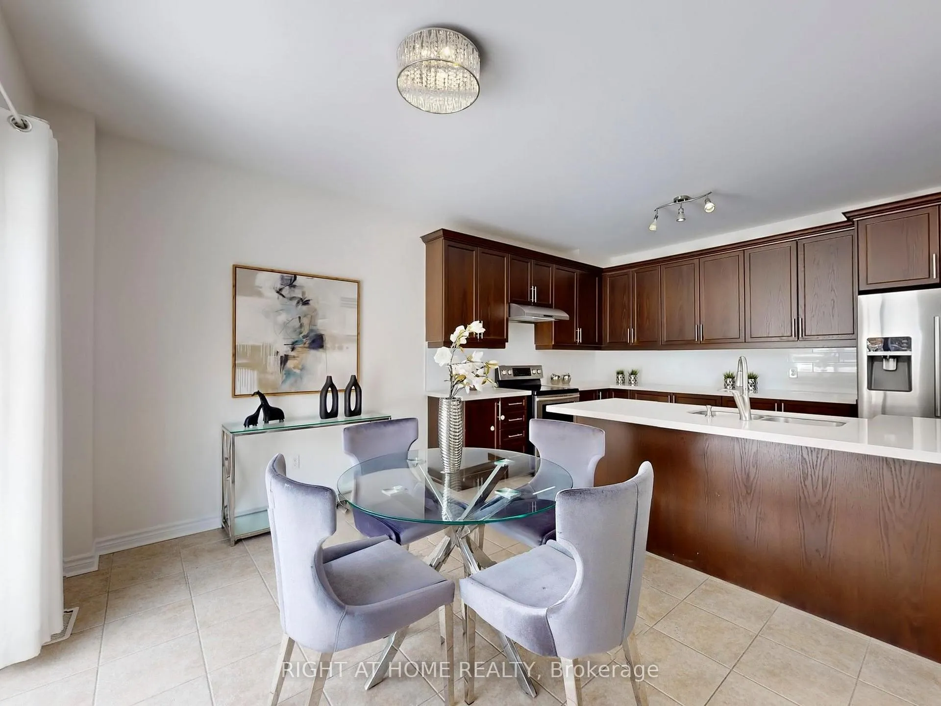 Photo 9 of 20 Charlemagne Avenue, Barrie, Innis-Shore — HOMEH