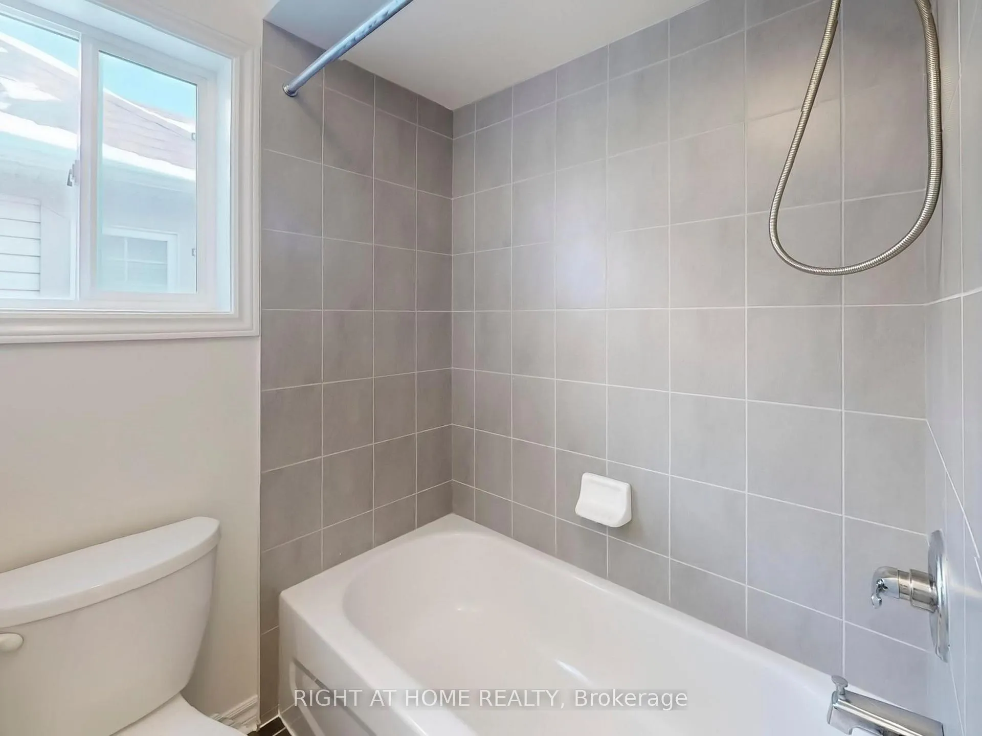 Photo 33 of 20 Charlemagne Avenue, Barrie, Innis-Shore — HOMEH
