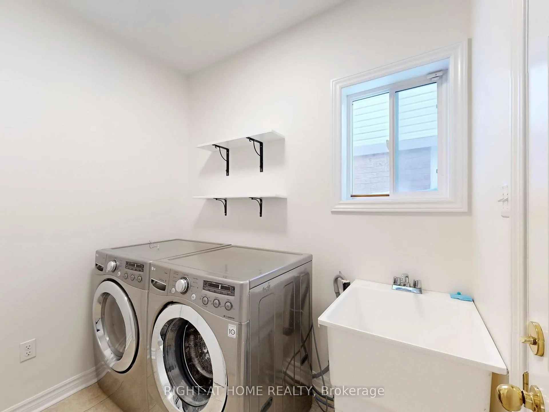 Photo 37 of 20 Charlemagne Avenue, Barrie, Innis-Shore — HOMEH