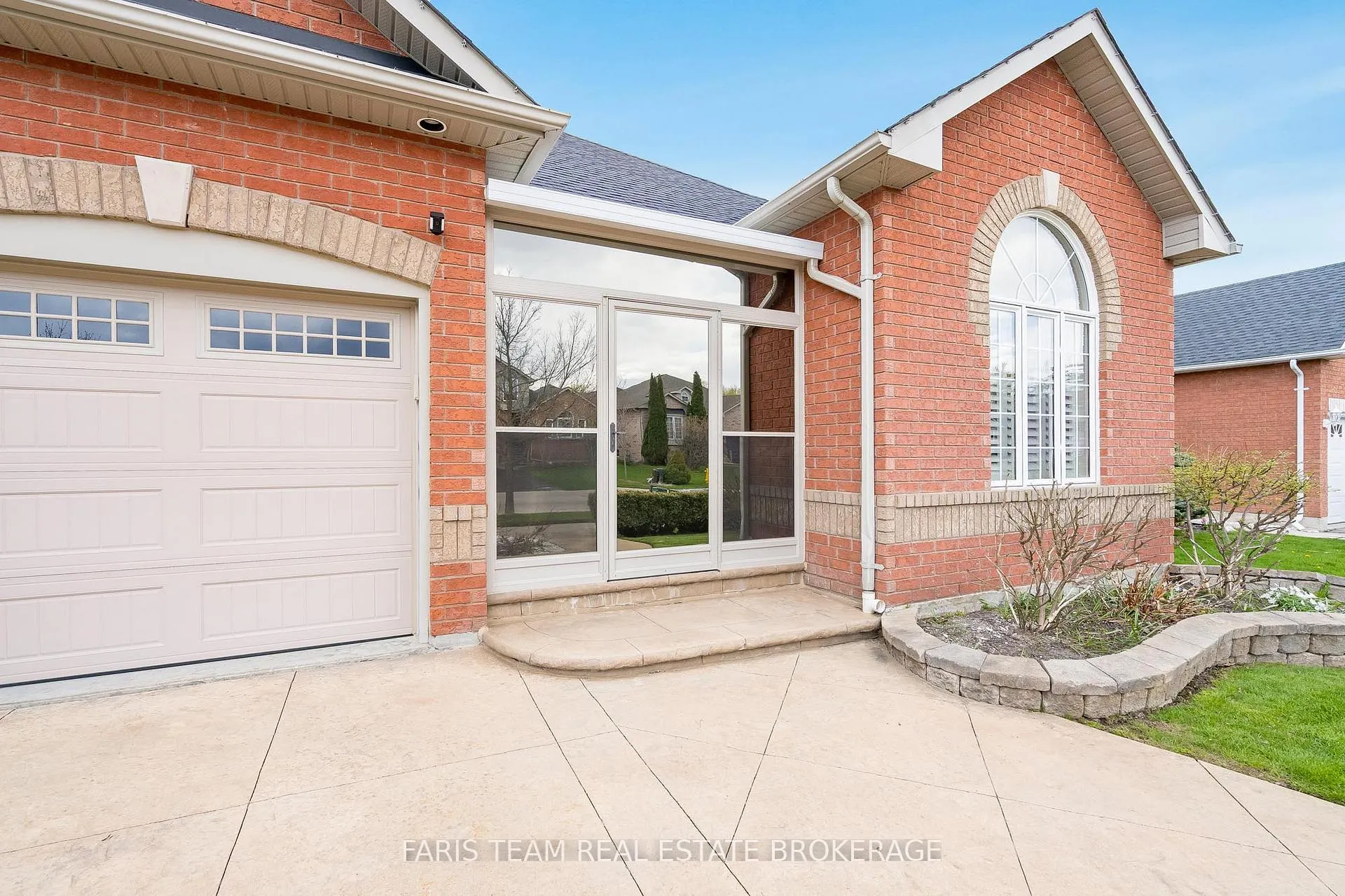 Photo 5 of 56 Edwards Drive, Barrie, Bayshore — HOMEH
