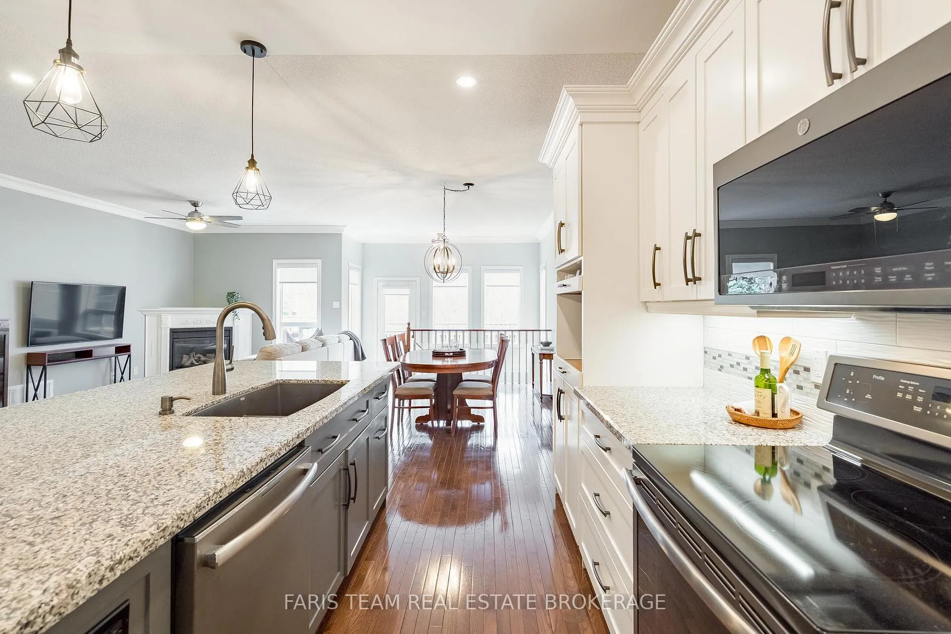 Photo 8 of 56 Edwards Drive, Barrie, Bayshore — HOMEH