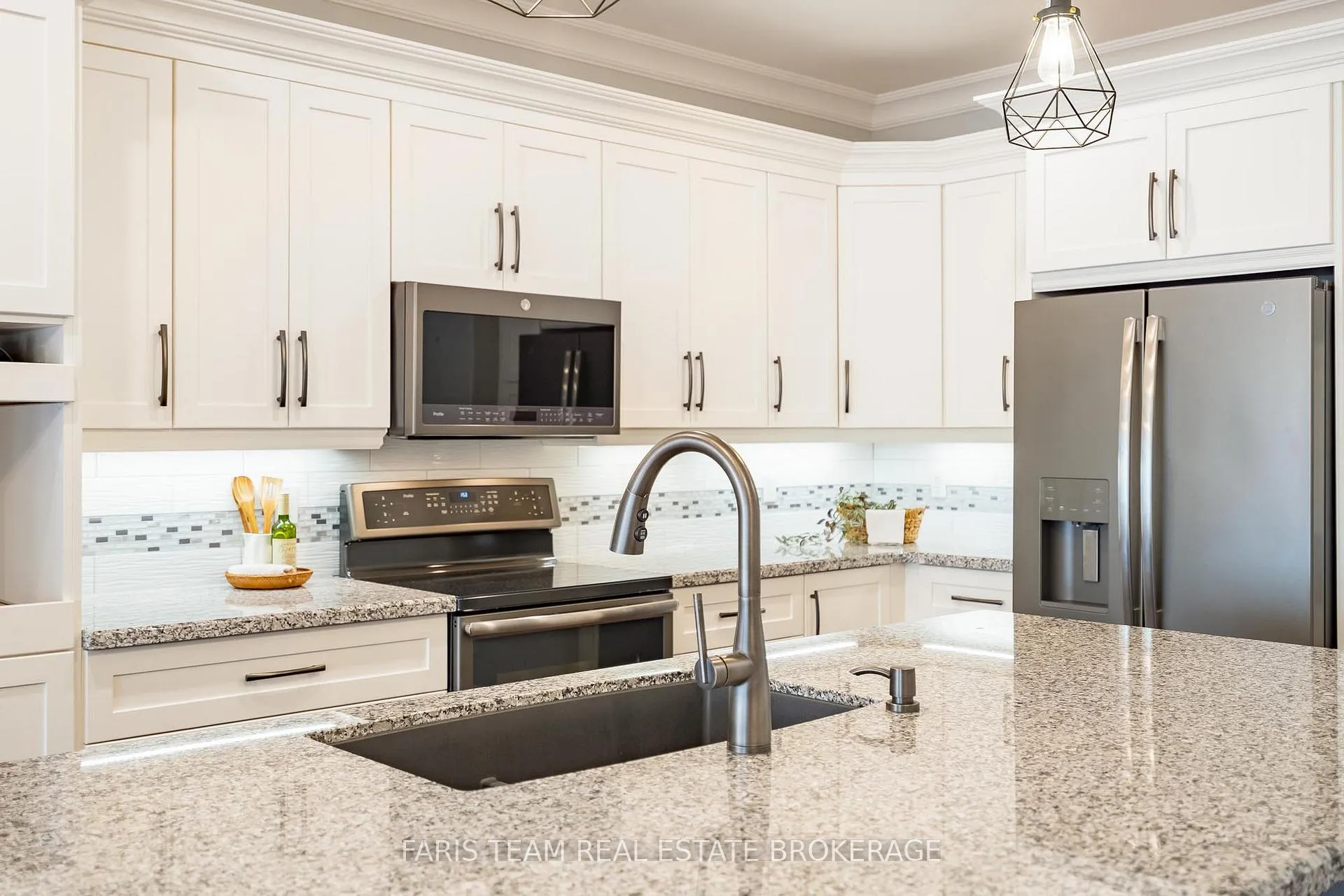 Photo 10 of 56 Edwards Drive, Barrie, Bayshore — HOMEH