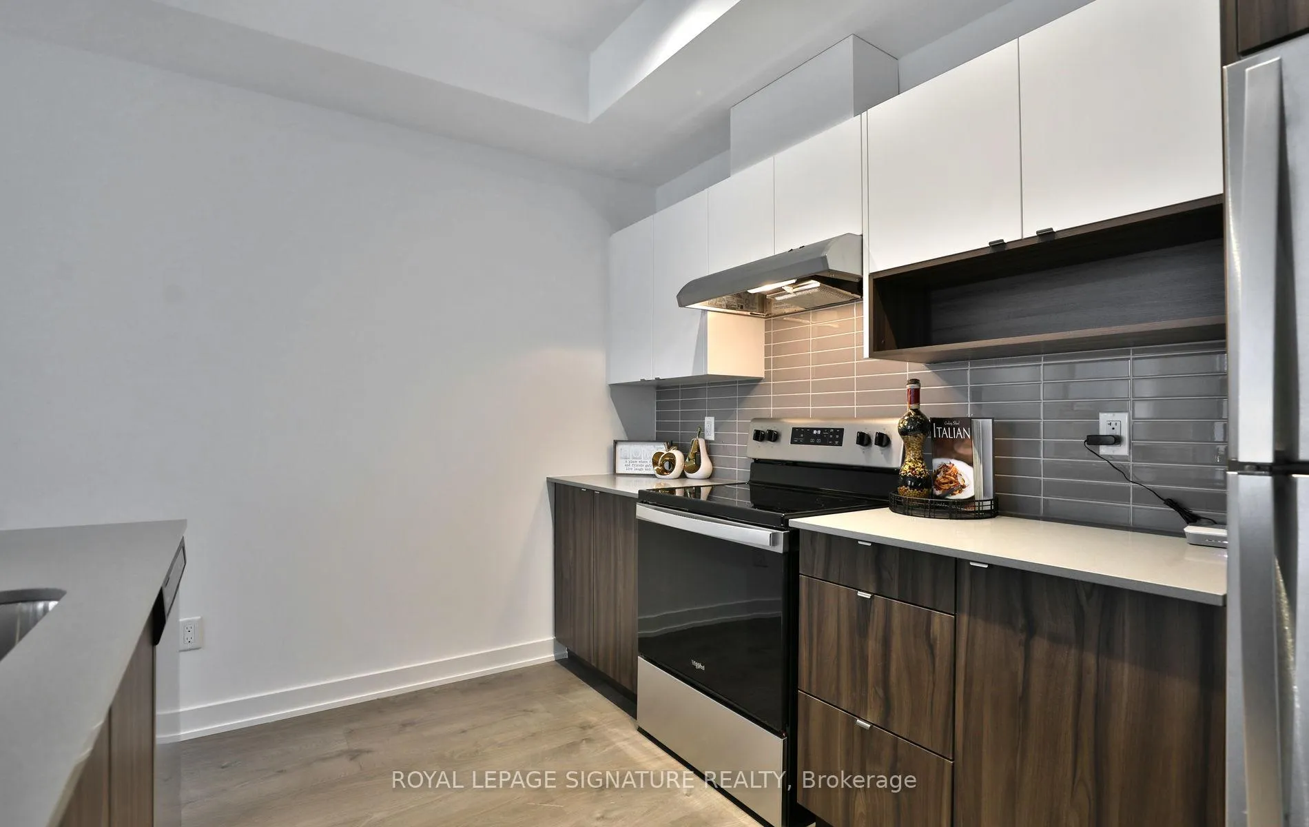 Photo 9 of Unit 3, 1121 Cooke Boulevard, Burlington, LaSalle — HOMEH
