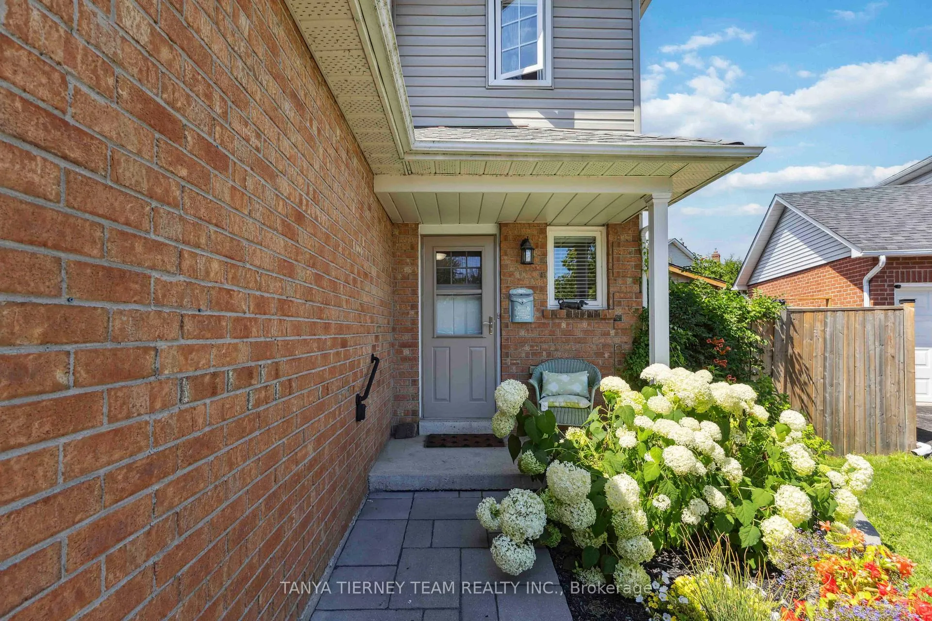 Photo 4 of 61 Abbeywood Crescent, Clarington, Courtice — HOMEH
