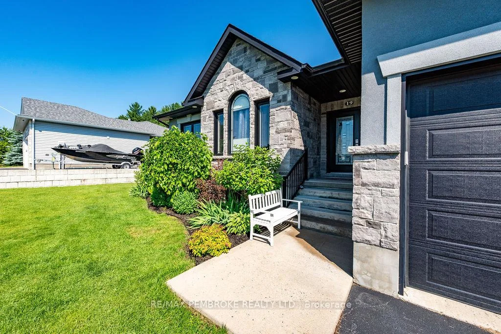 Photo 2 of 19 Nick Street, Petawawa — HOMEH