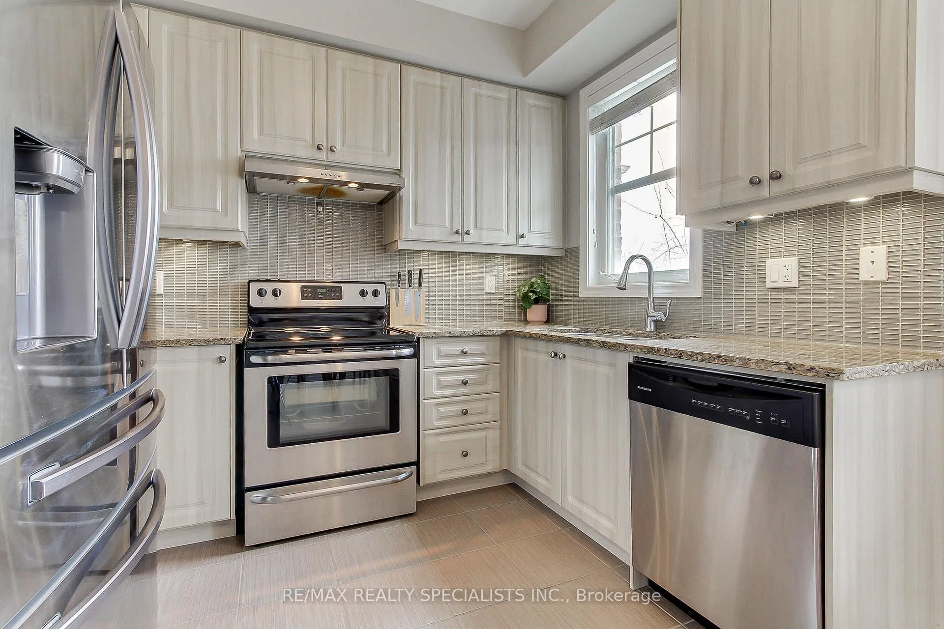 Photo 14 of Unit 5, 10 Porter Avenue W, Vaughan, West Woodbridge — HOMEH