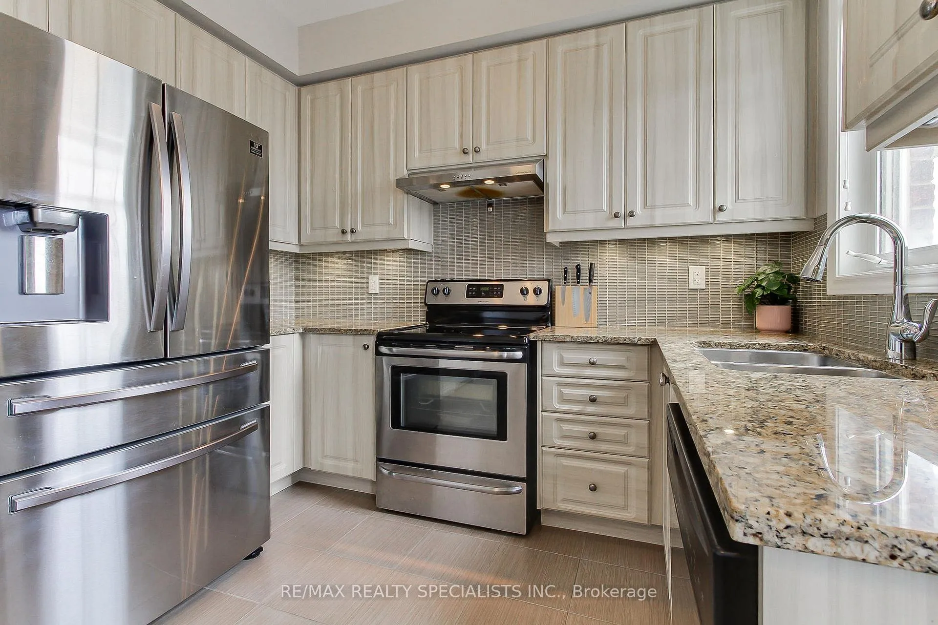 Photo 15 of Unit 5, 10 Porter Avenue W, Vaughan, West Woodbridge — HOMEH