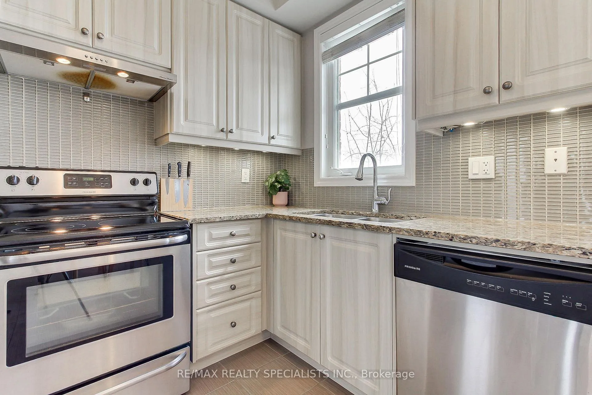 Photo 16 of Unit 5, 10 Porter Avenue W, Vaughan, West Woodbridge — HOMEH