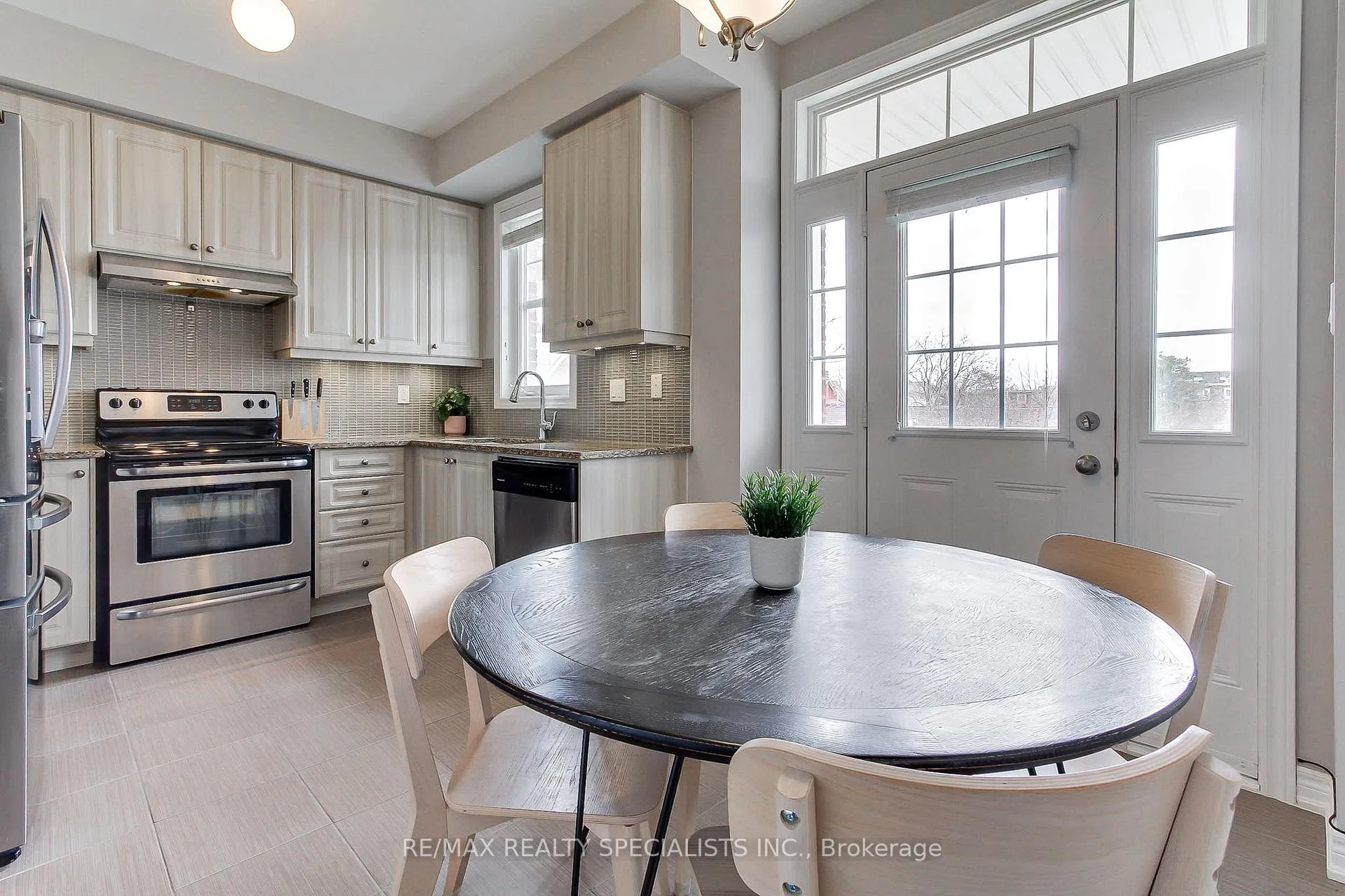 Photo 18 of Unit 5, 10 Porter Avenue W, Vaughan, West Woodbridge — HOMEH