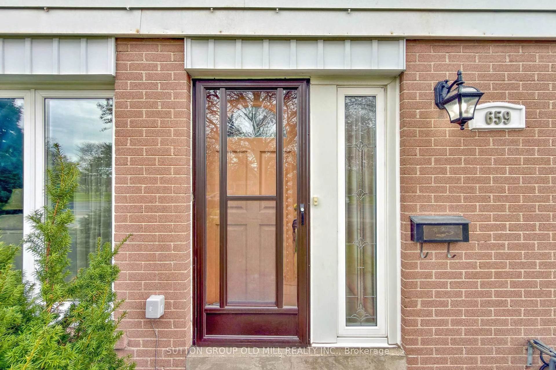 Photo 2 of 659 Balmoral Drive, Brampton, Southgate — HOMEH