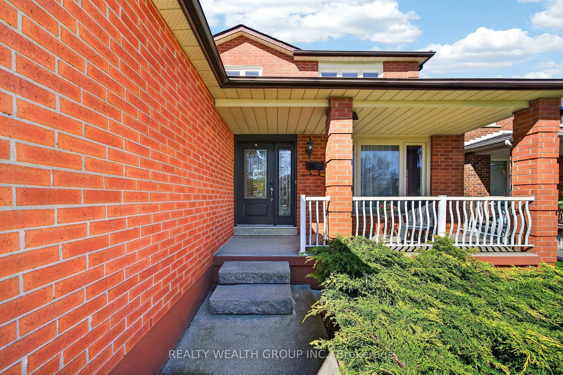 Photo 3 of 42 Cherhill Drive, Vaughan, Maple — HOMEH