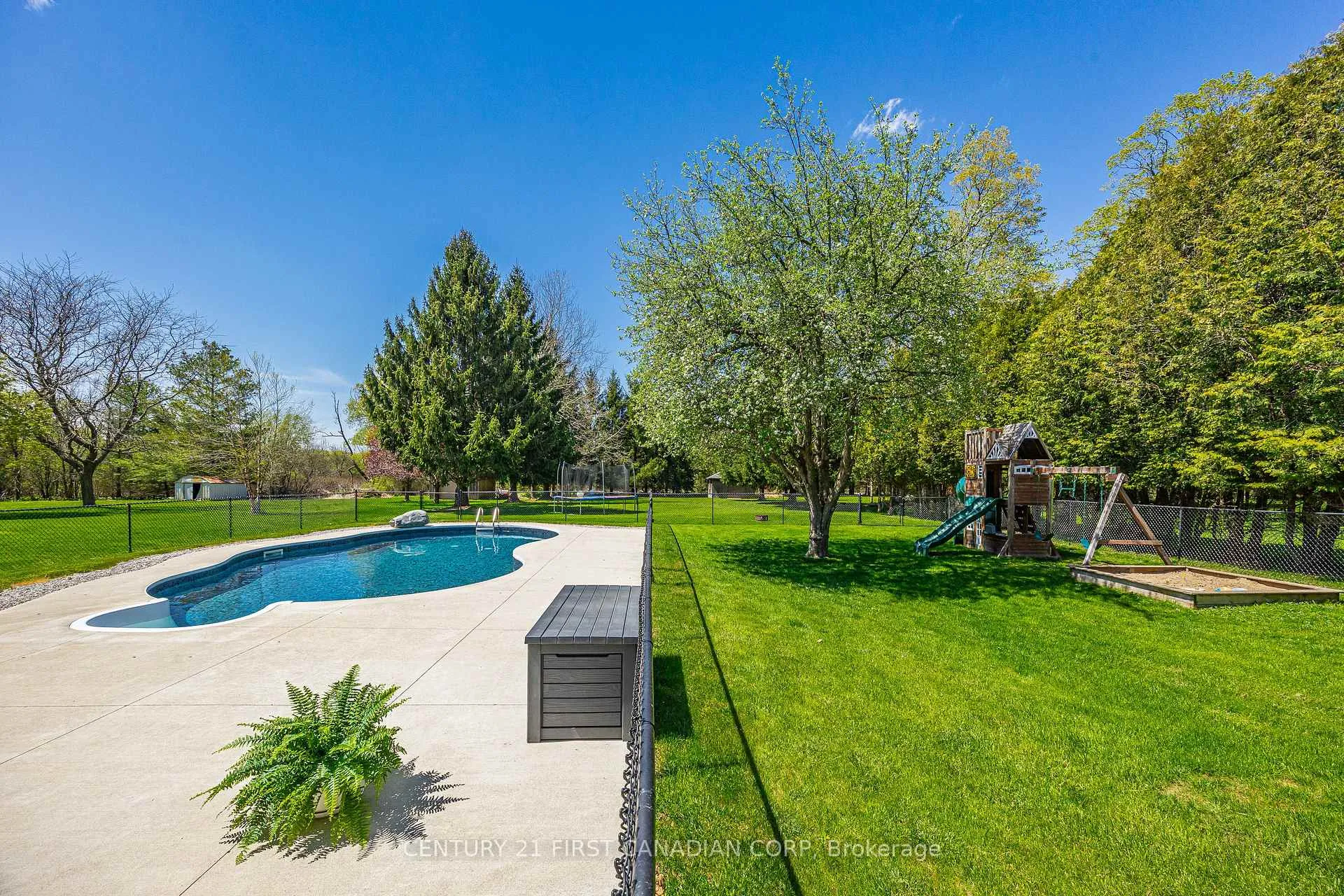 Photo 41 of 114 Brookfield Street, Middlesex Centre, Denfield — HOMEH