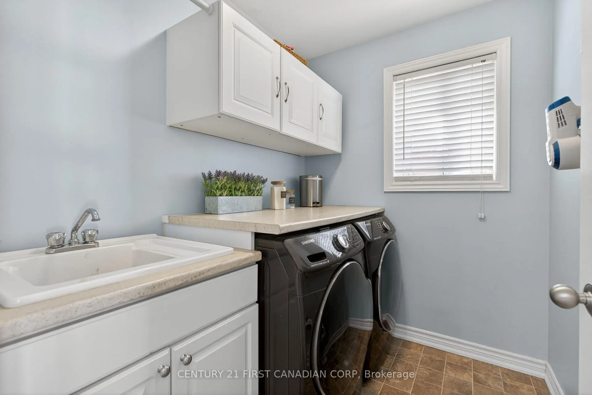 Photo 4 of 285 Thorne Drive, Strathroy-Caradoc, NE — HOMEH